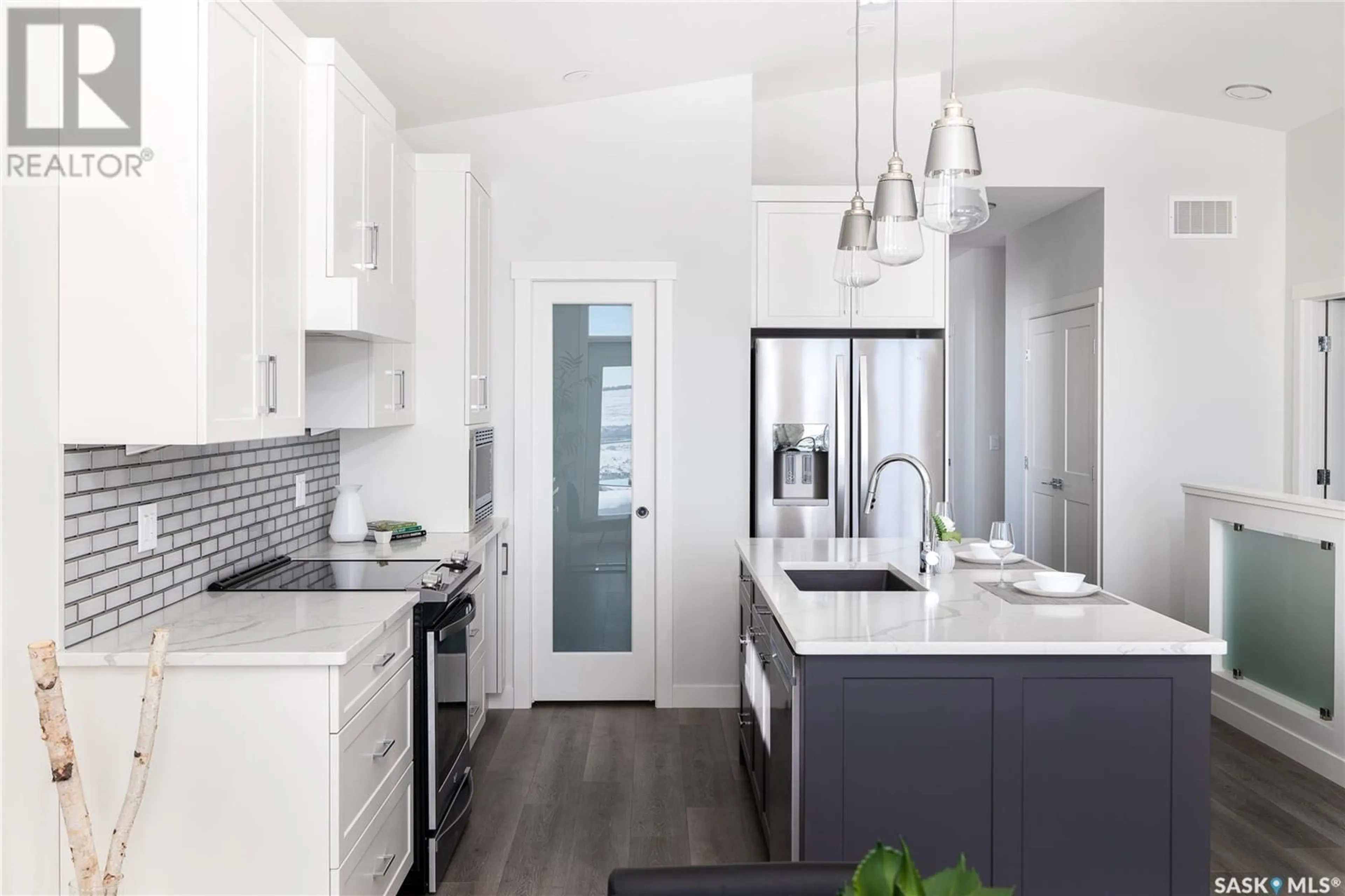 Contemporary kitchen, ceramic/tile floor for 435 DORAN CRESCENT, Saskatoon Saskatchewan S7V1W2
