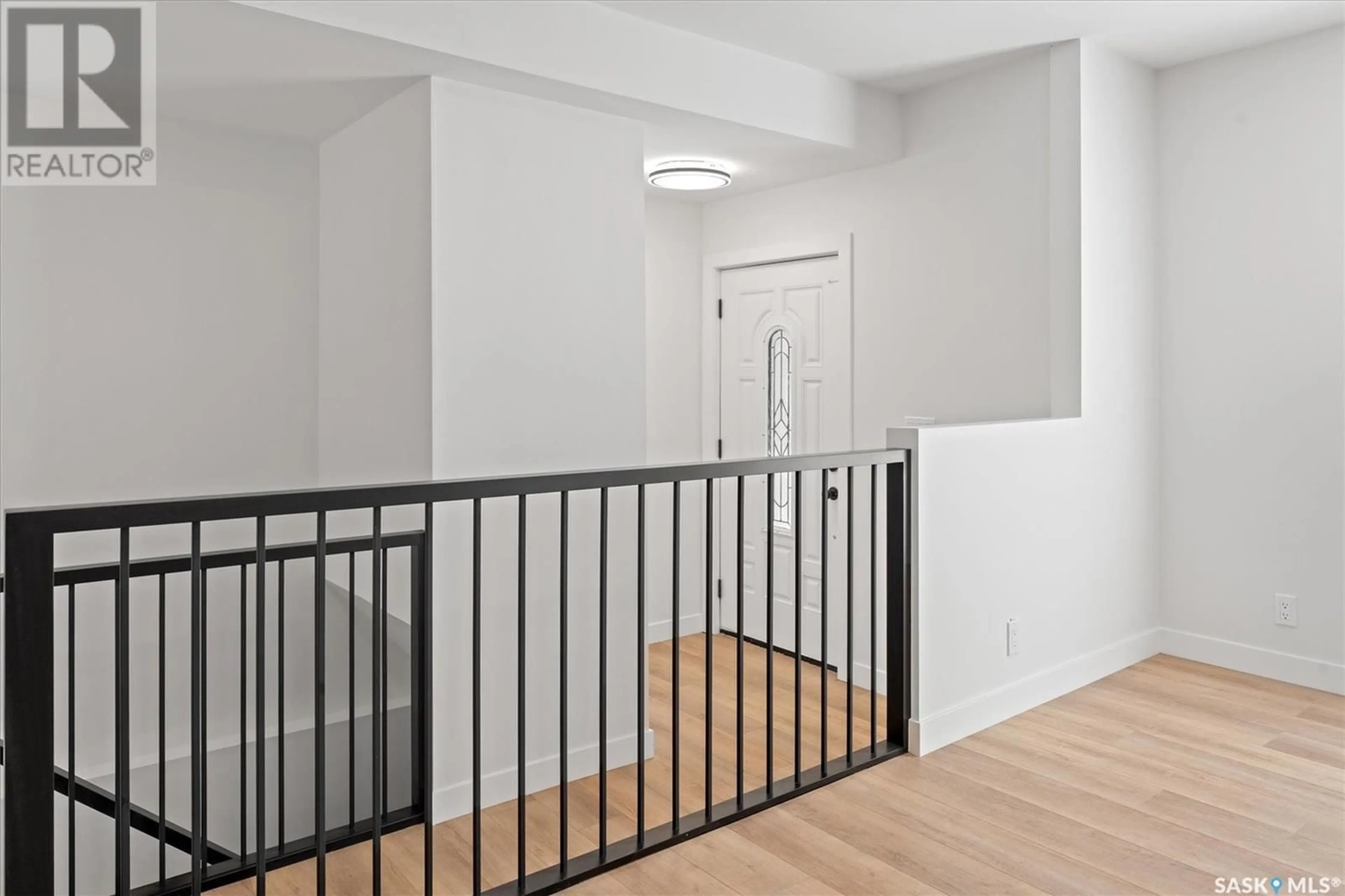 Indoor entryway for 355 THAIN CRESCENT, Saskatoon Saskatchewan S7K6N1