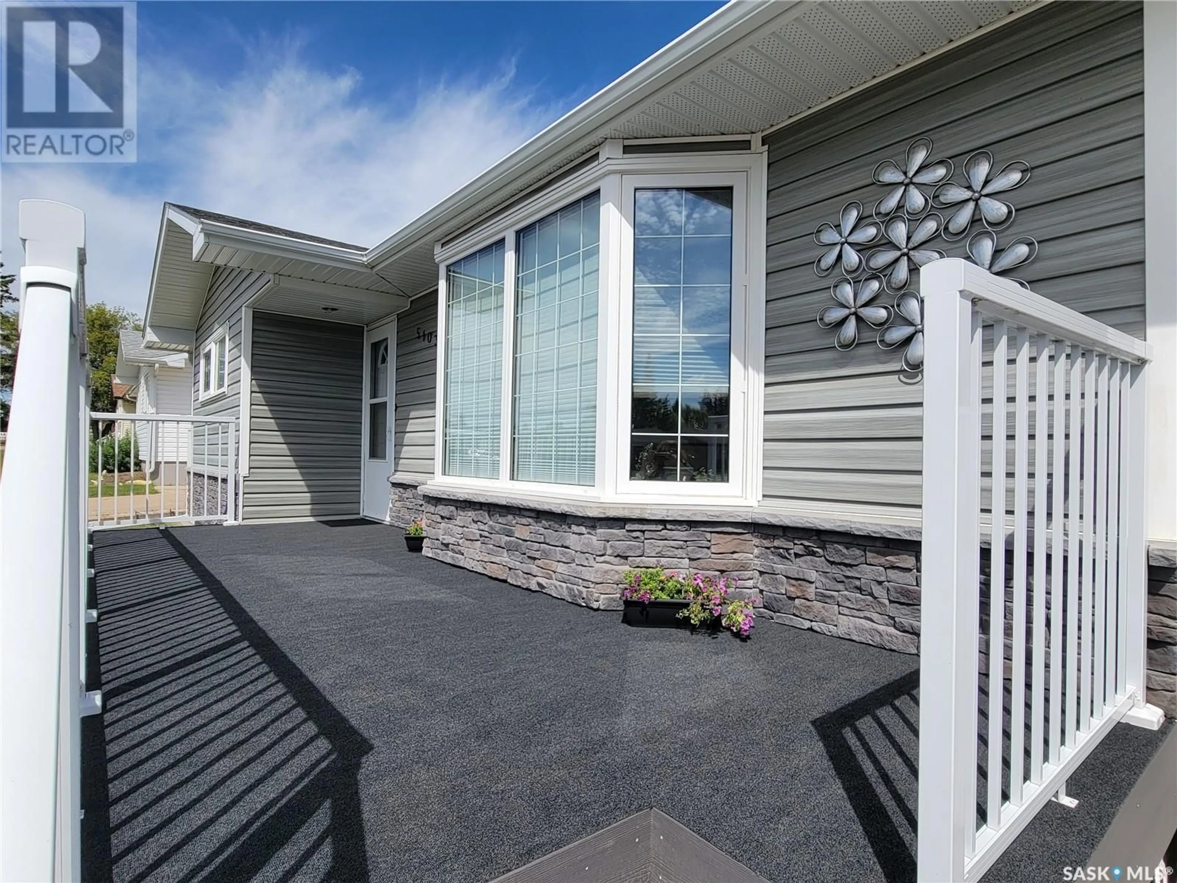 Home with vinyl exterior material, unknown for 5103 LEADER STREET, Macklin Saskatchewan S0L2C0