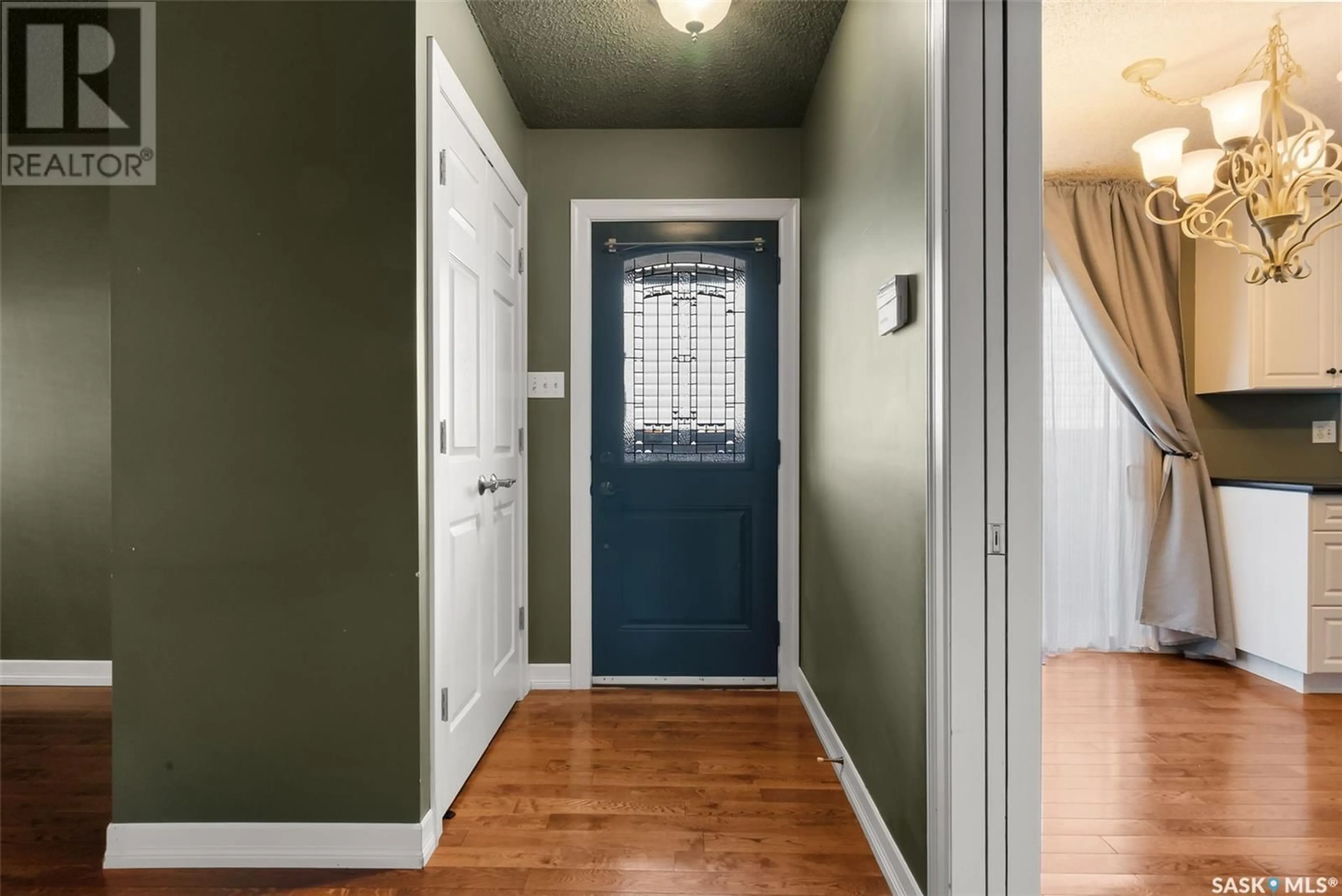 Indoor entryway for 6120 DEWDNEY AVENUE, Regina Saskatchewan S4T1E1