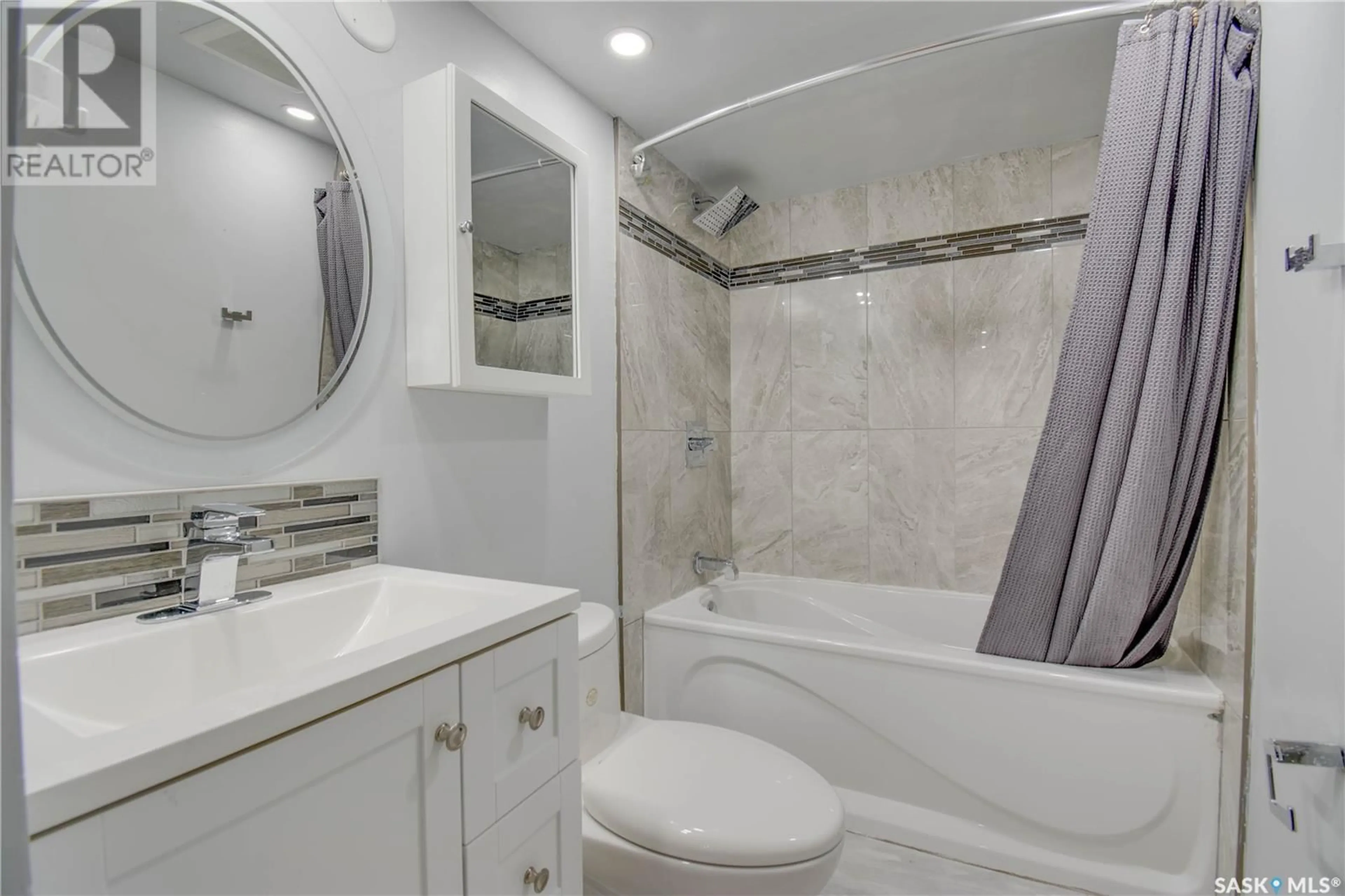 Standard bathroom, ceramic/tile floor for 626 KINGSMERE BOULEVARD, Saskatoon Saskatchewan S7J3Y1