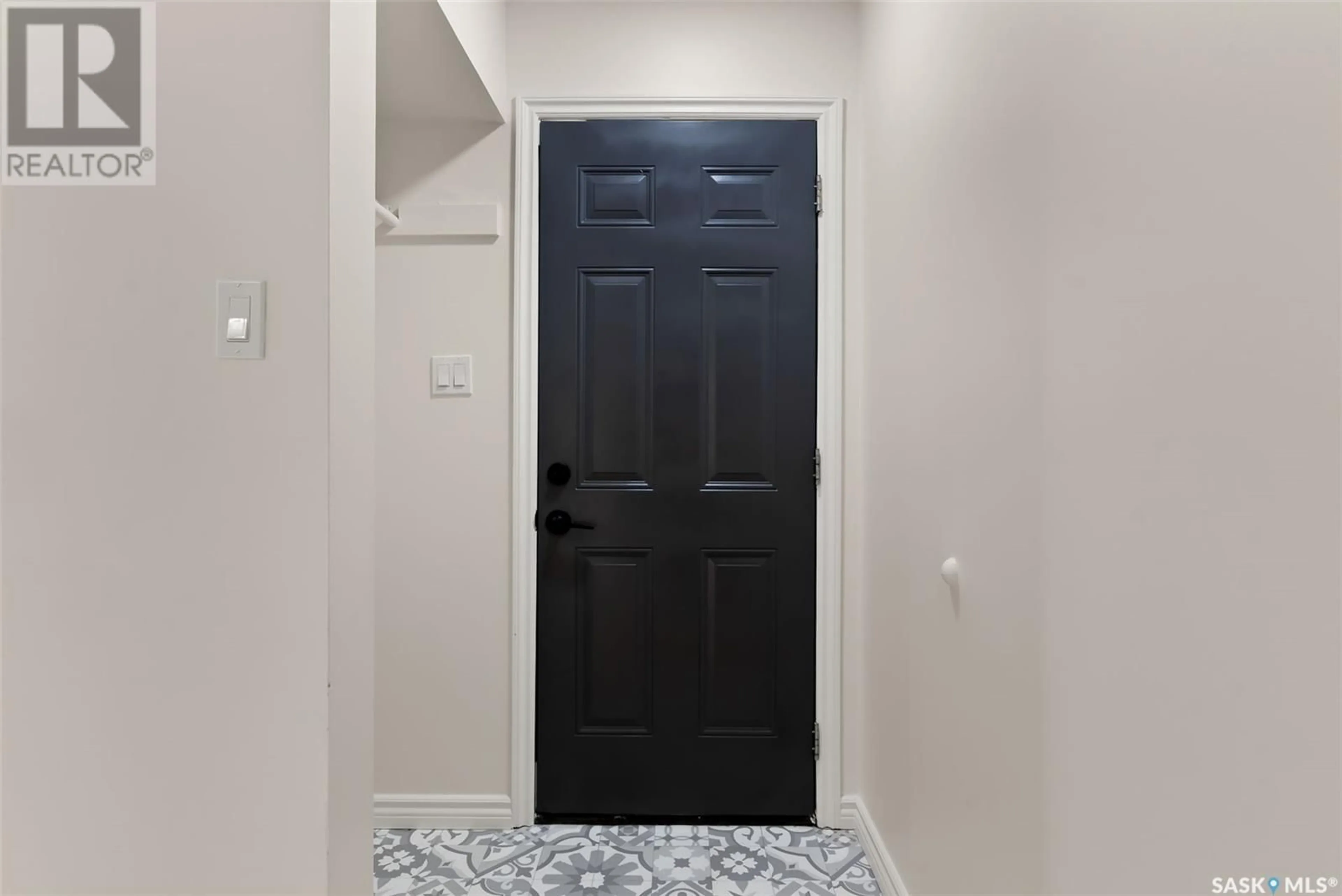 Indoor entryway for 435 MCINTOSH STREET, Regina Saskatchewan S4R4Z7