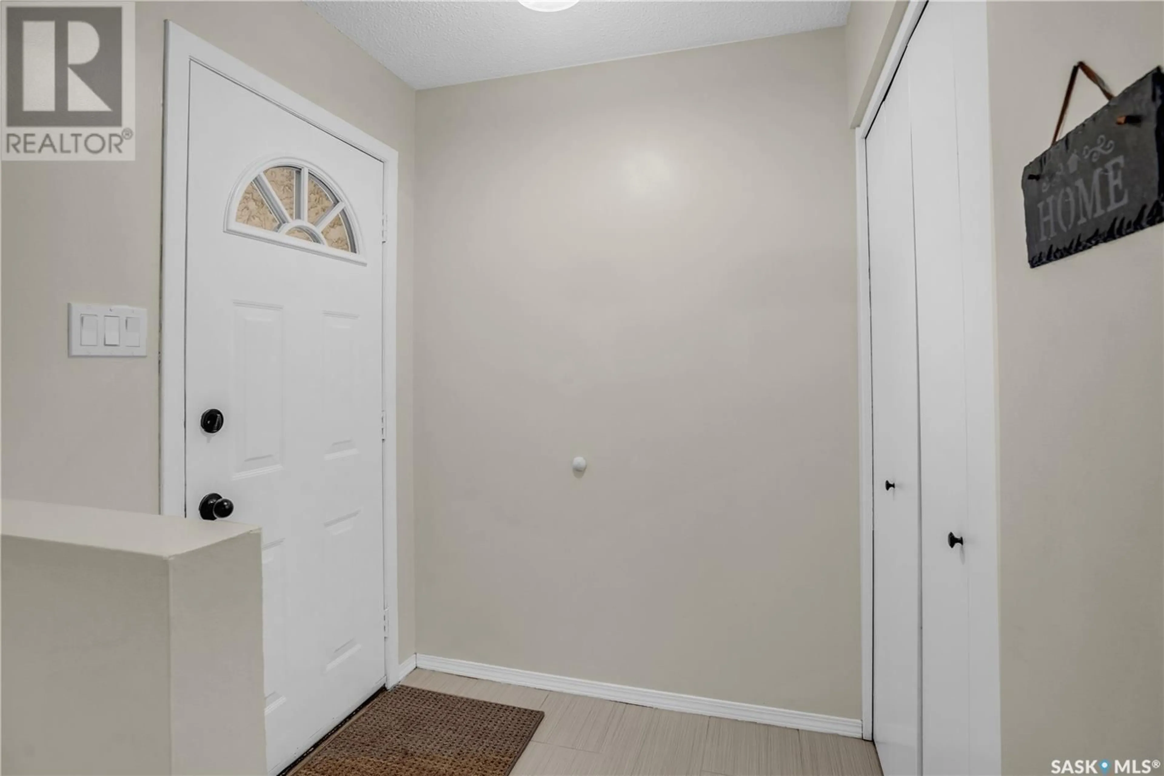 Indoor entryway for 322 MARKWELL DRIVE, Regina Saskatchewan S4X1N1