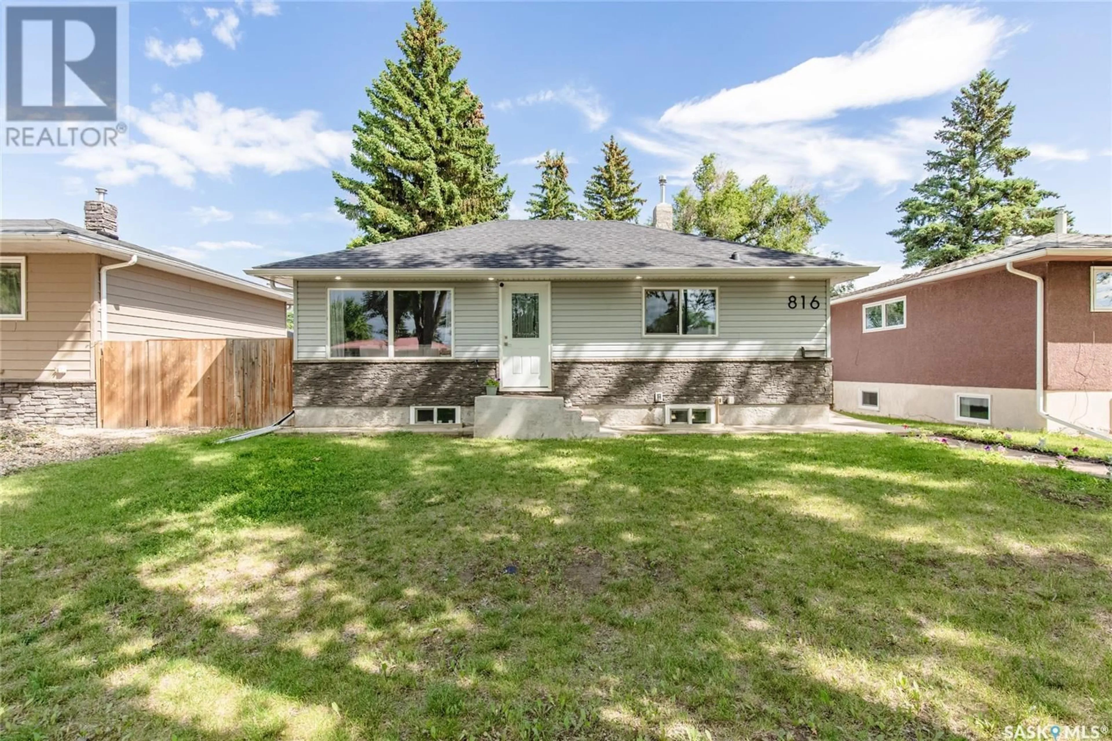 A pic from outside/outdoor area/front of a property/back of a property/a pic from drone, street for 816 GRANDVIEW STREET, Moose Jaw Saskatchewan S6H5L8