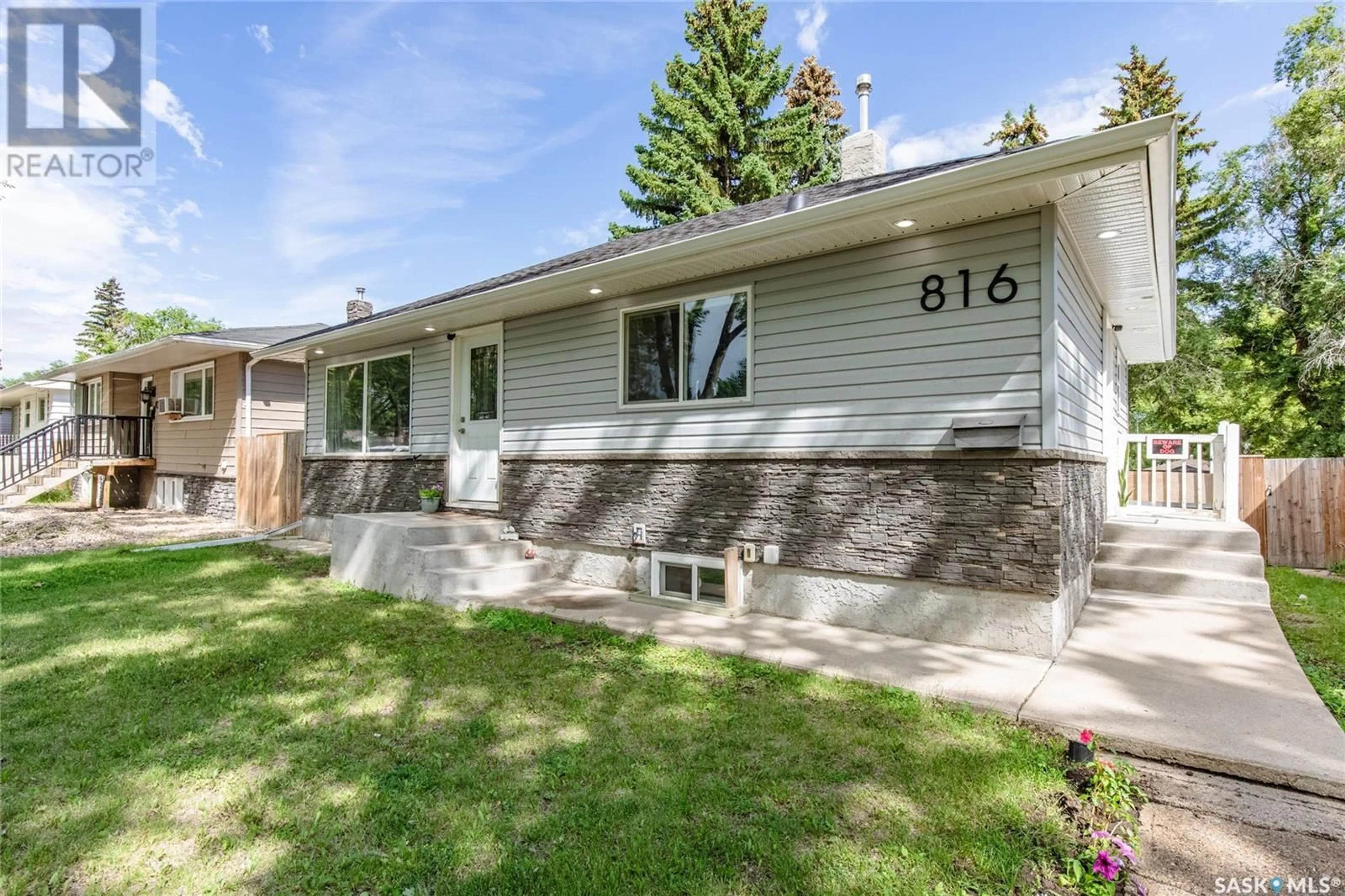 Home with vinyl exterior material, street for 816 GRANDVIEW STREET, Moose Jaw Saskatchewan S6H5L8