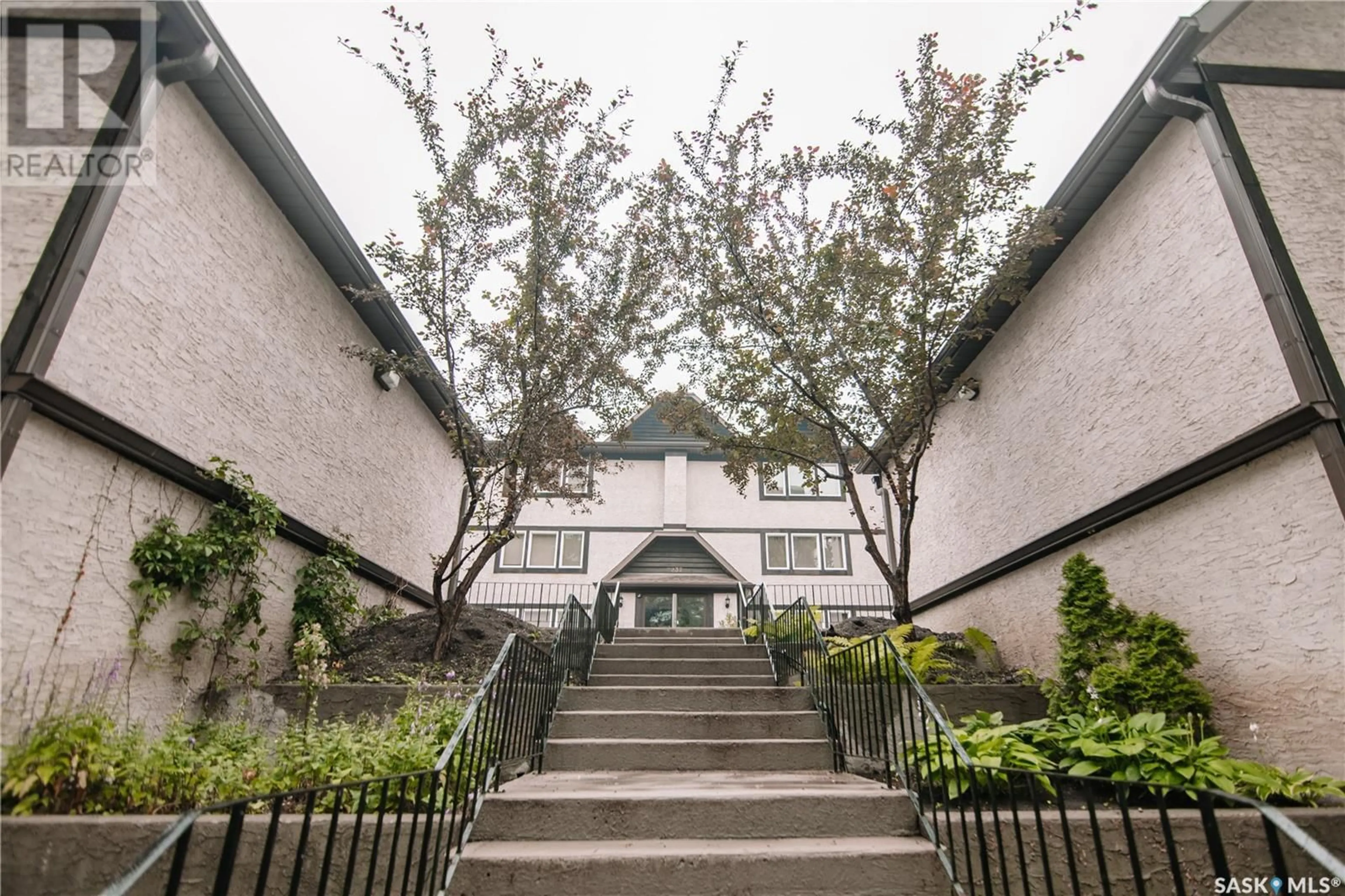 Patio, street for 304 - 2237 MCINTYRE STREET, Regina Saskatchewan S4P2S1