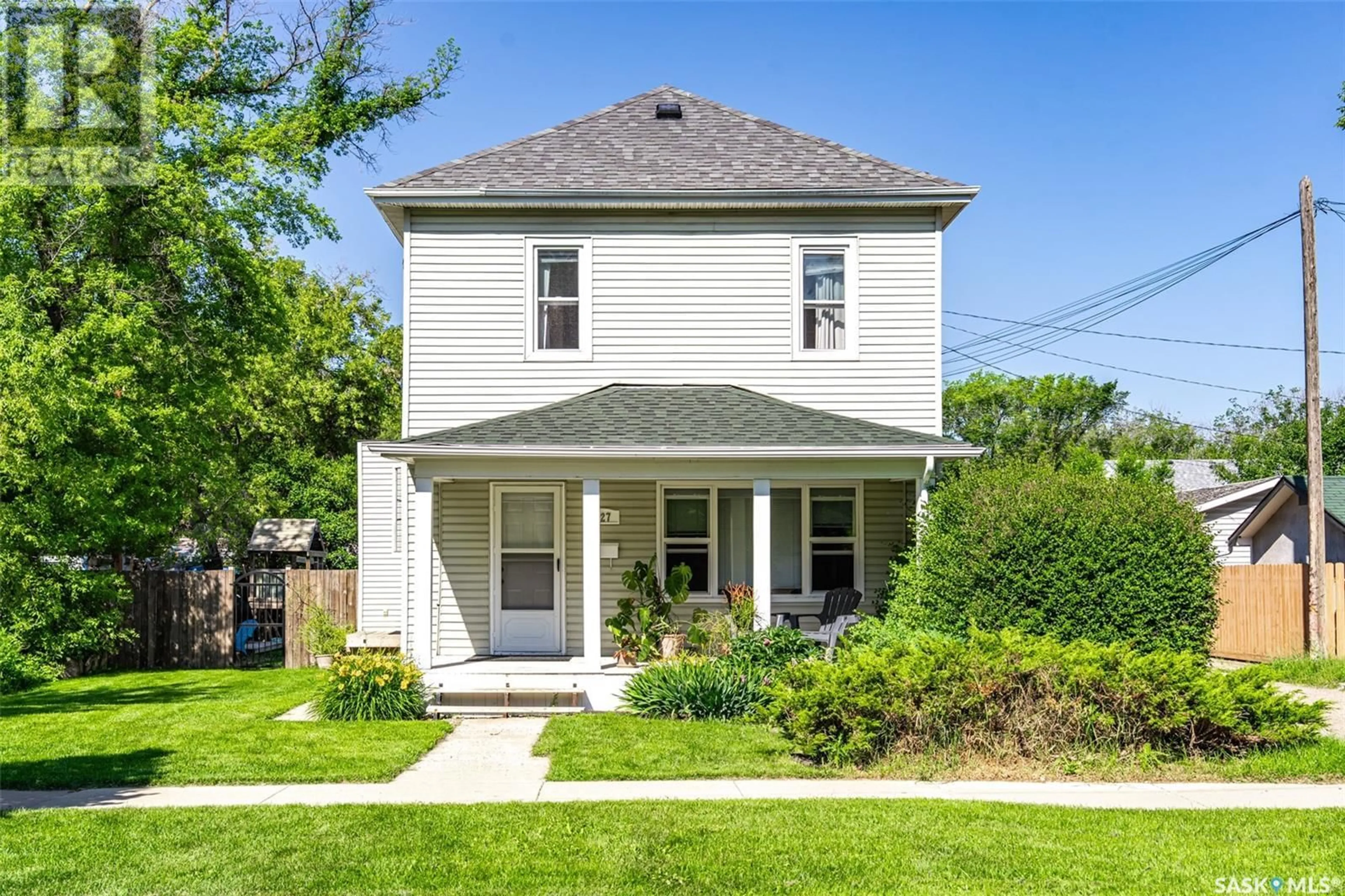 Home with vinyl exterior material, street for 927 G AVENUE, Saskatoon Saskatchewan S7L1Z8