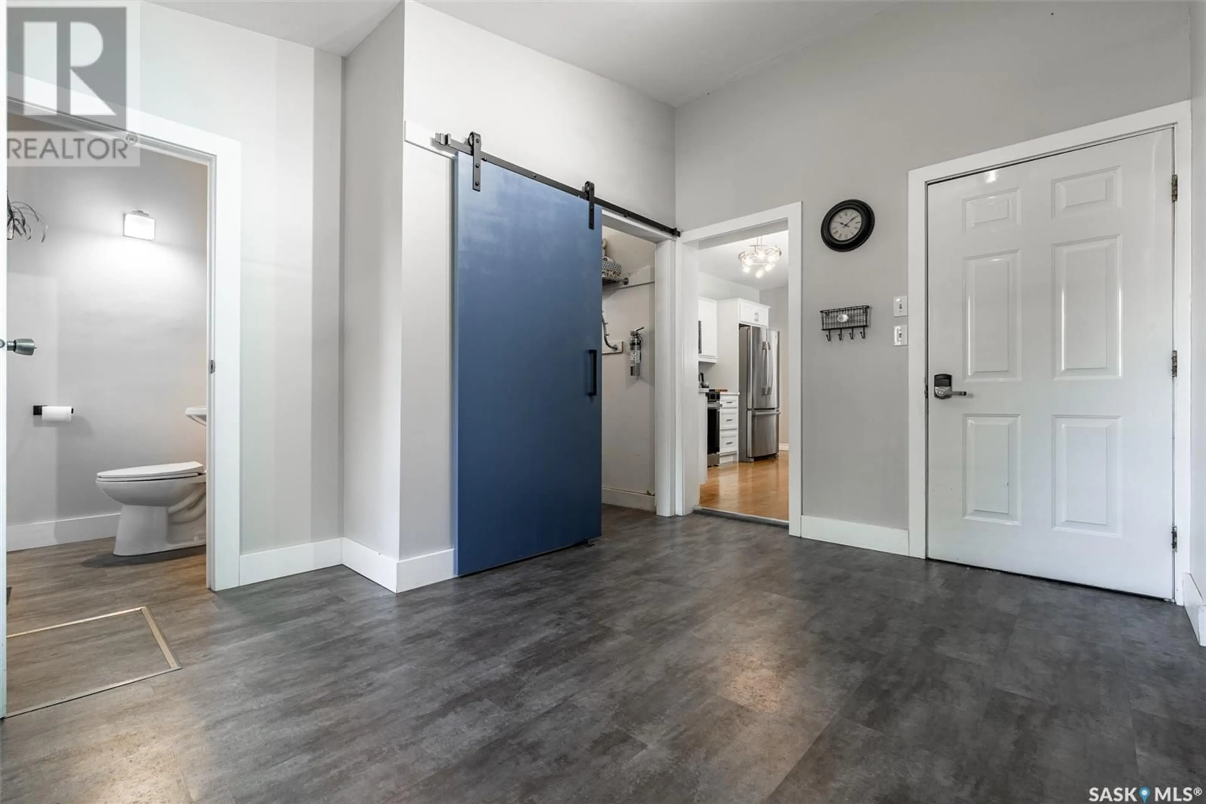 Indoor entryway for 927 G AVENUE, Saskatoon Saskatchewan S7L1Z8