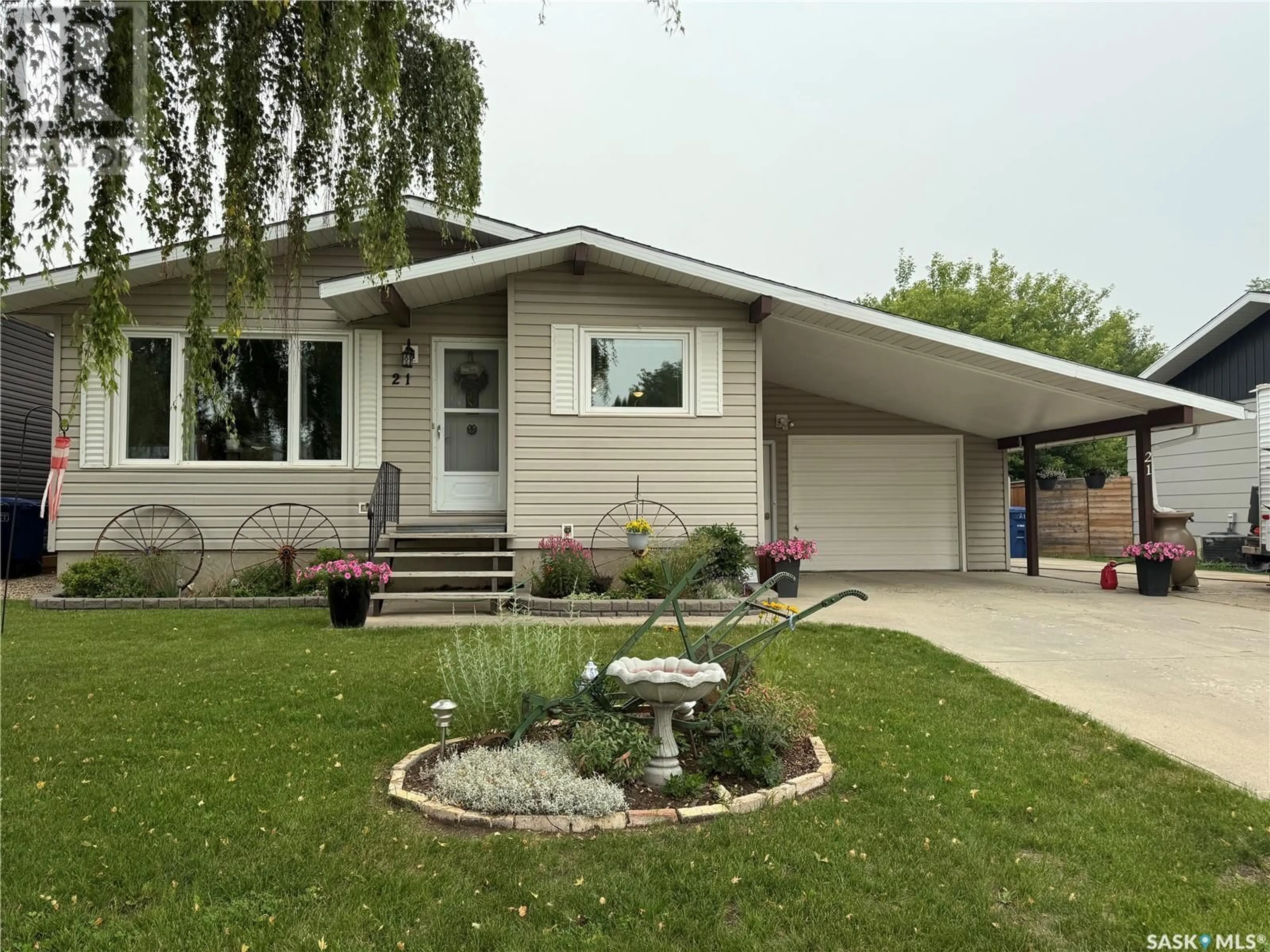 Home with vinyl exterior material, street for 21 CENTENNIAL CRESCENT, Humboldt Saskatchewan S0K2A0