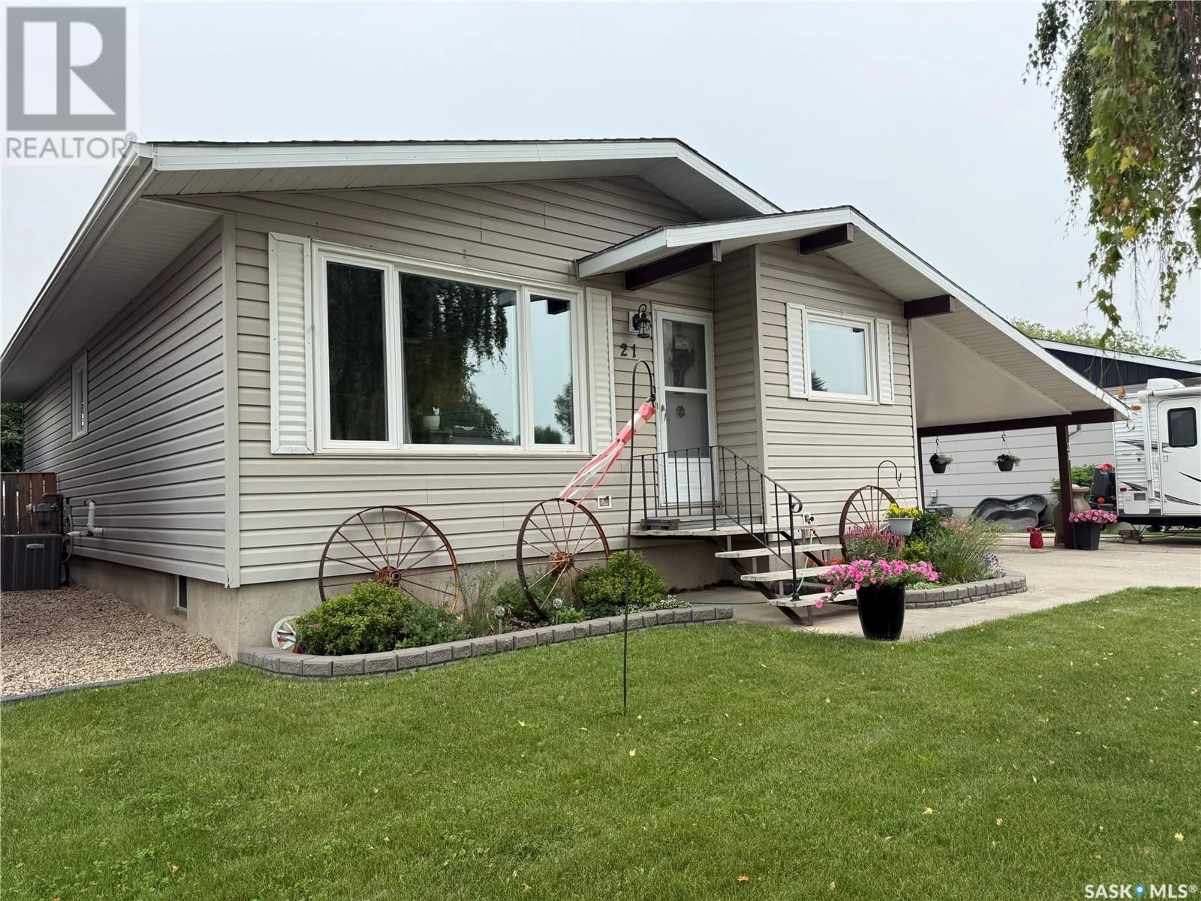 Home with vinyl exterior material, street for 21 CENTENNIAL CRESCENT, Humboldt Saskatchewan S0K2A0