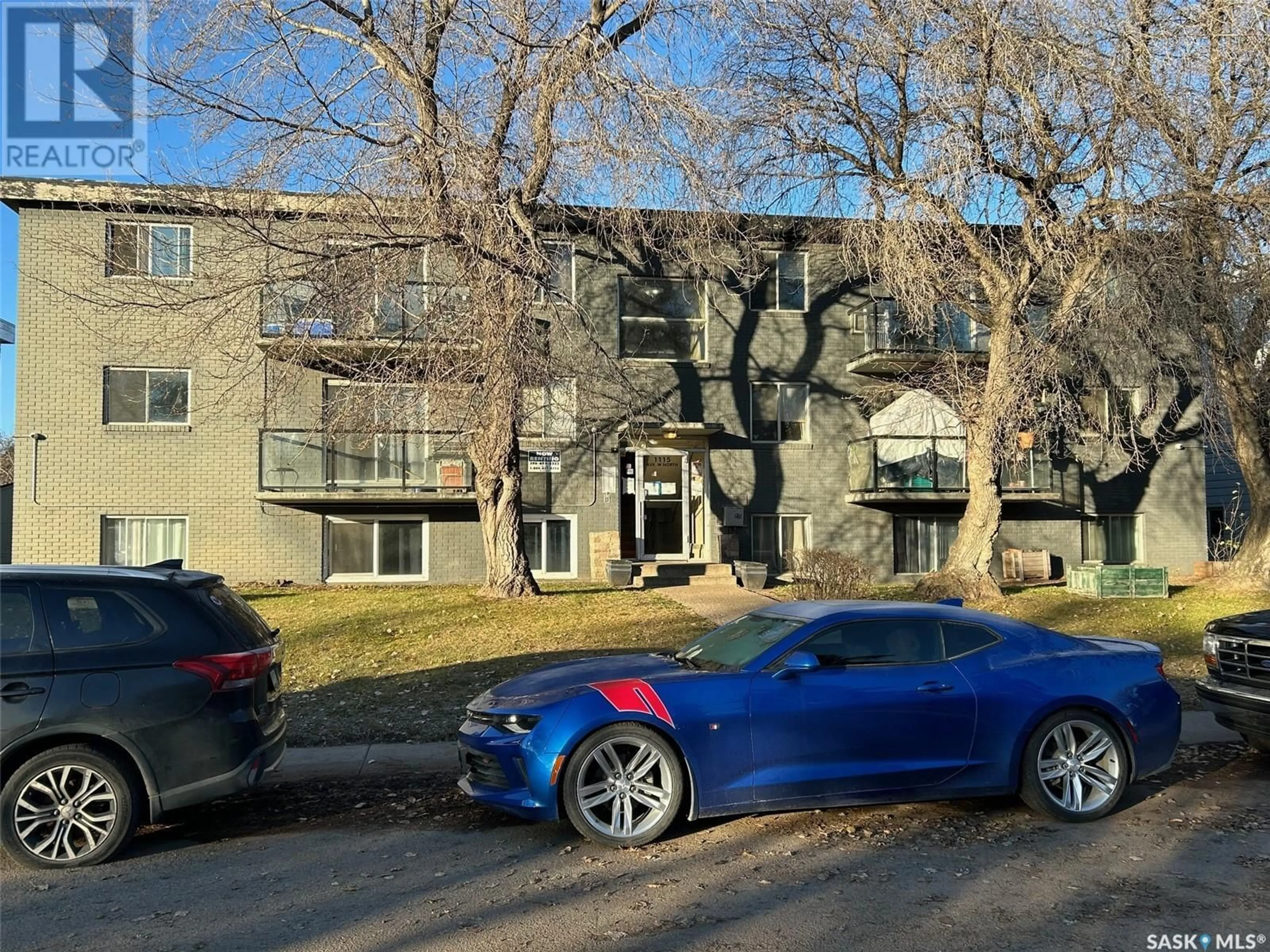 A pic from outside/outdoor area/front of a property/back of a property/a pic from drone, street for 1115 W AVENUE N, Saskatoon Saskatchewan S7L3H7