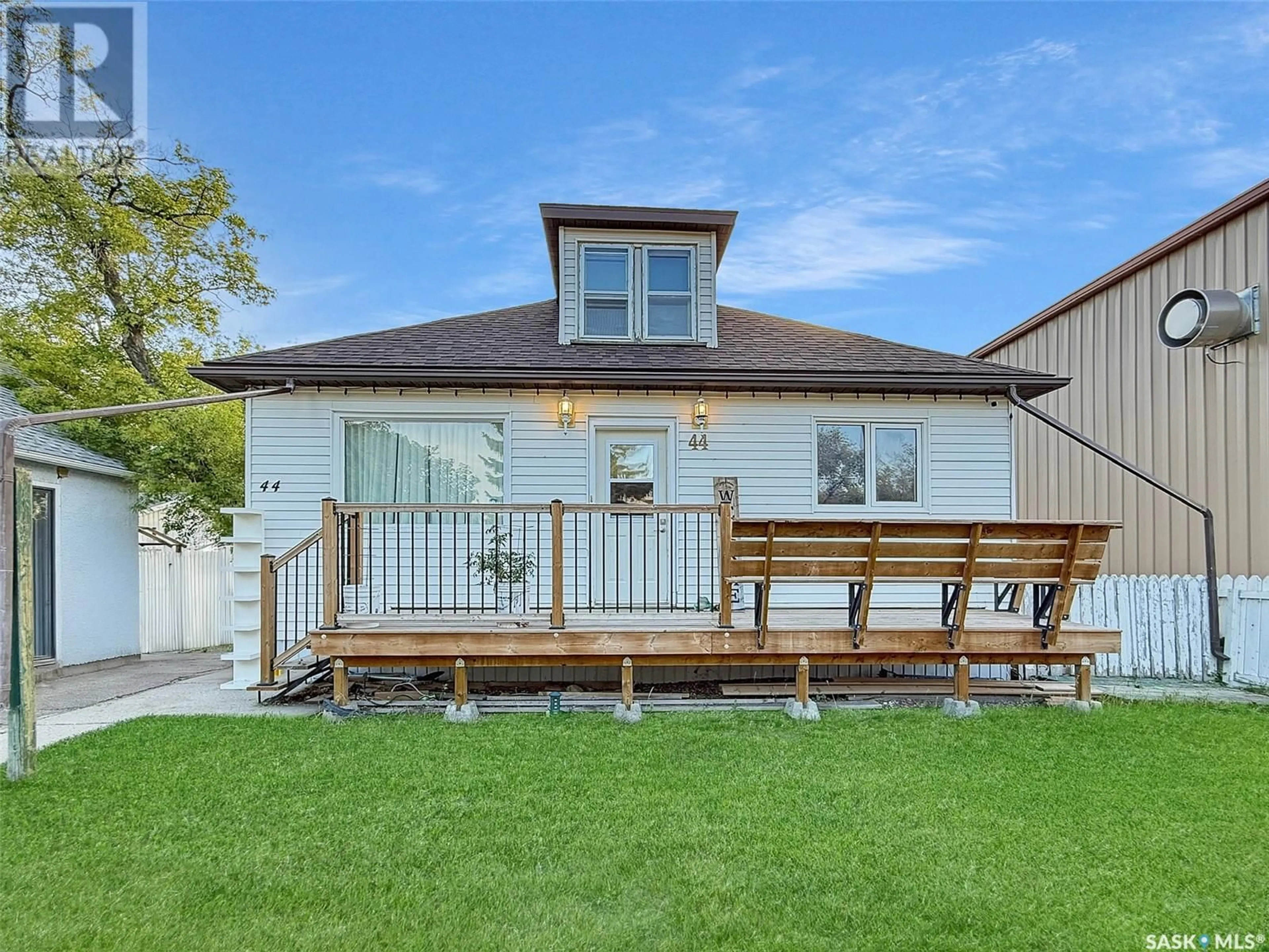 Home with vinyl exterior material, street for 44 5TH AVENUE, Swift Current Saskatchewan S9H2K7