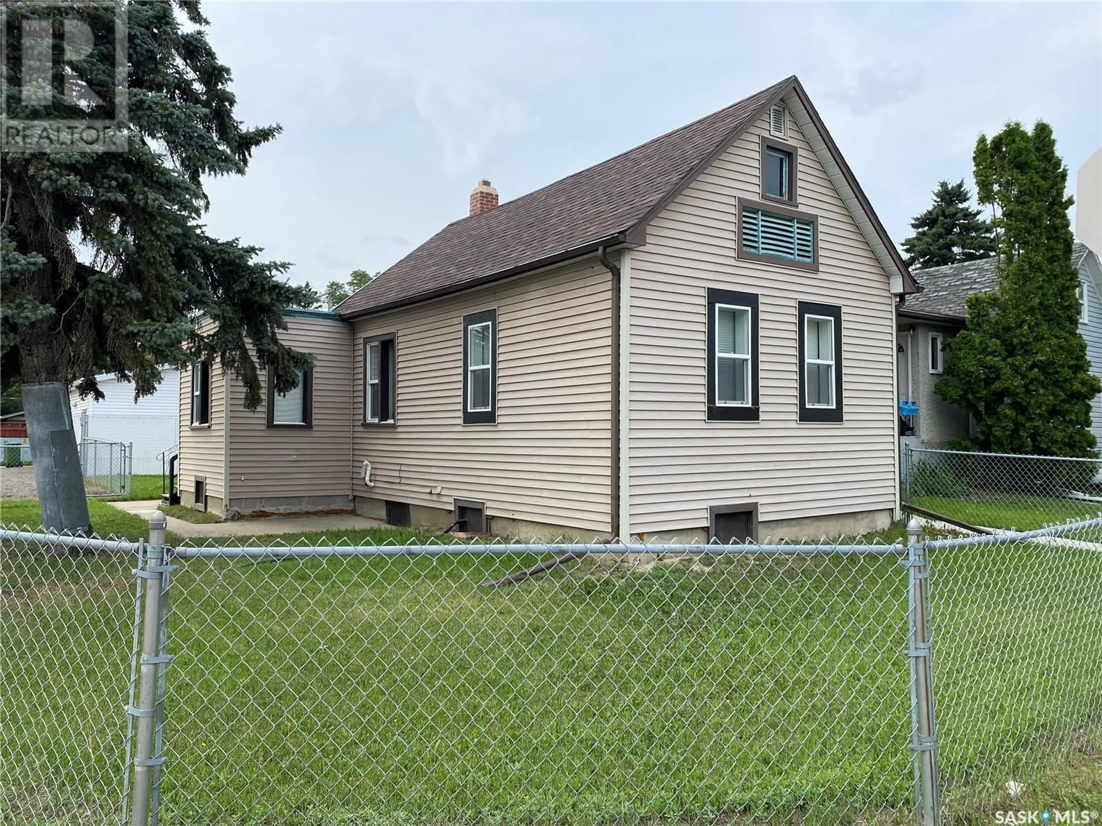 Home with vinyl exterior material, street for 702 12TH AVENUE, Regina Saskatchewan S4N0M8