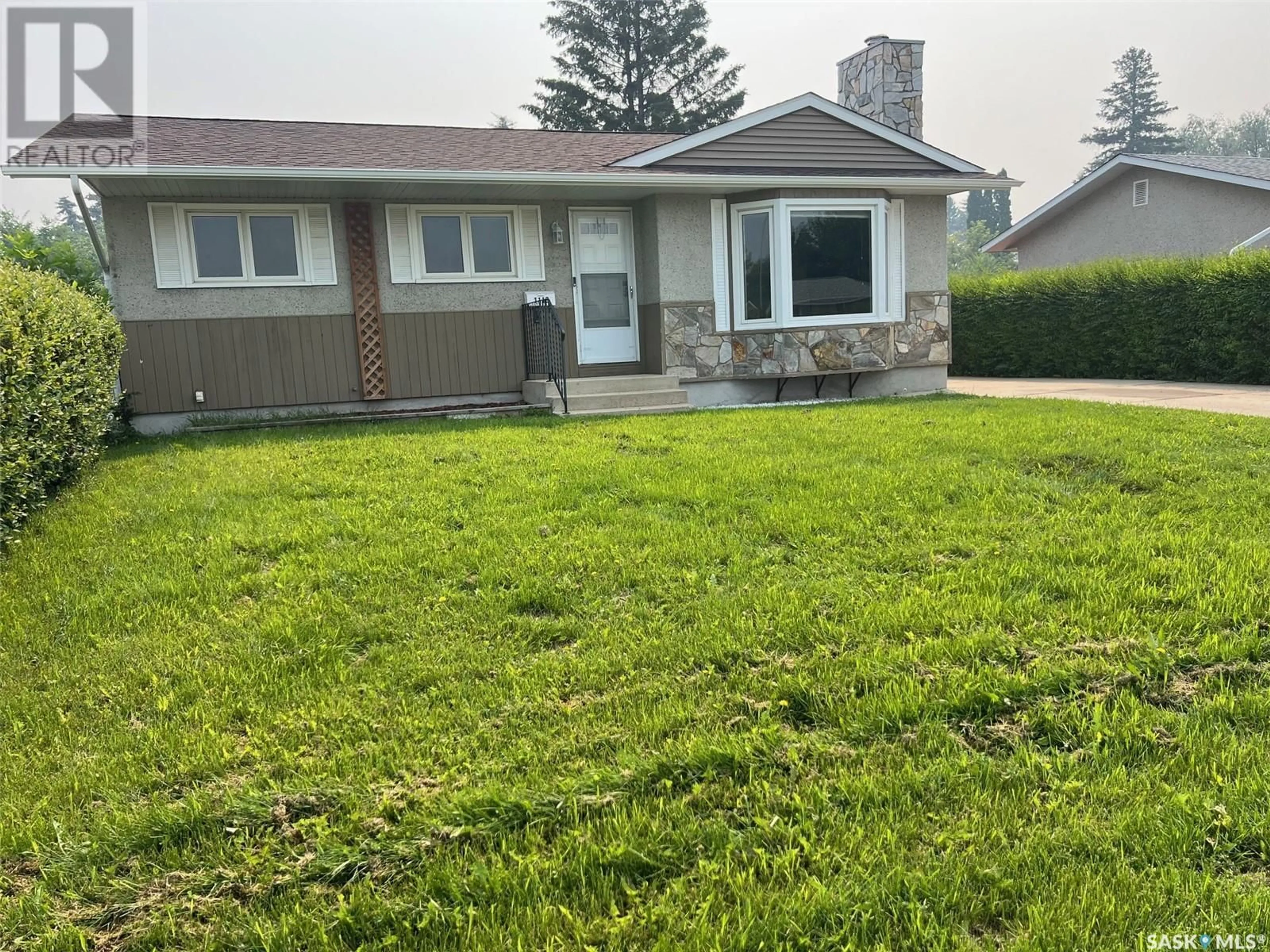A pic from outside/outdoor area/front of a property/back of a property/a pic from drone, street for 1118 Y AVENUE, Saskatoon Saskatchewan S7L3L6