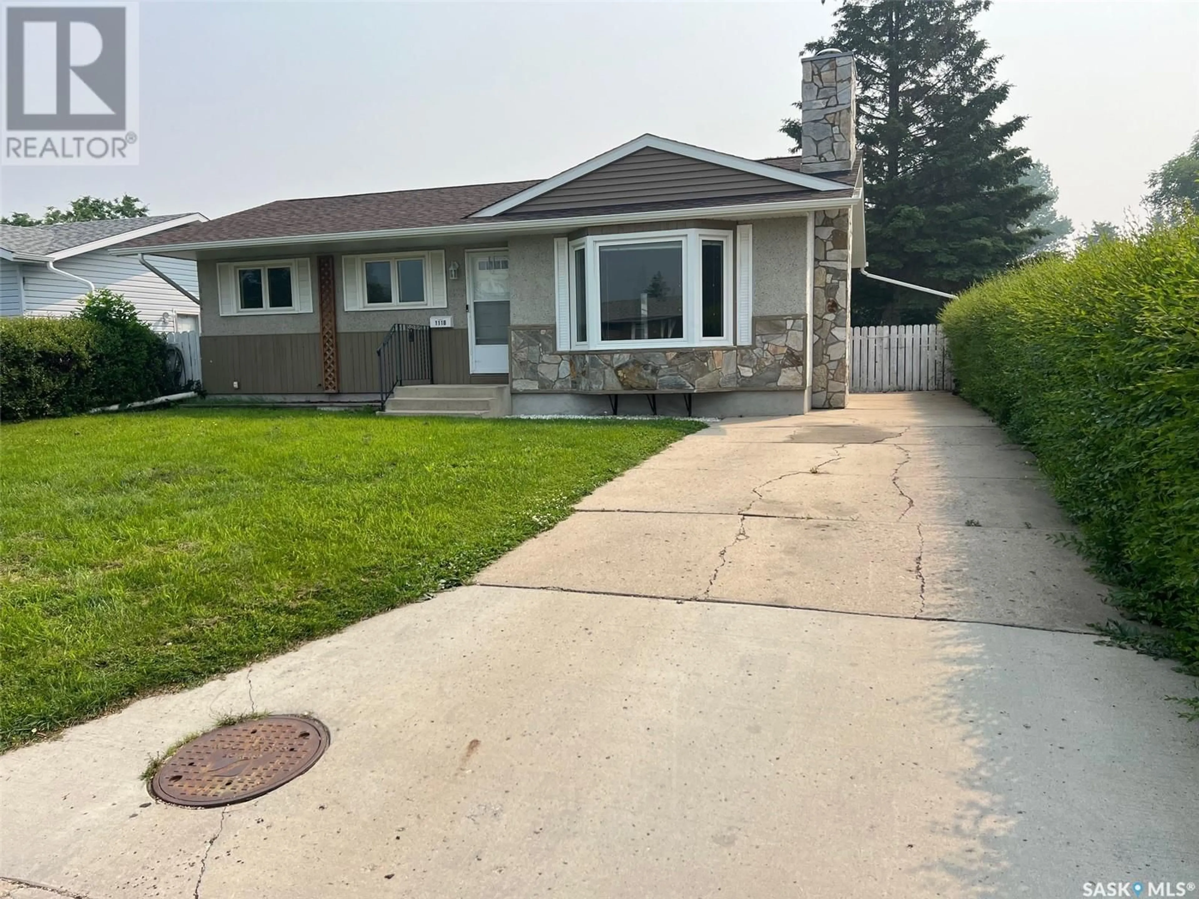 Home with vinyl exterior material, street for 1118 Y AVENUE, Saskatoon Saskatchewan S7L3L6