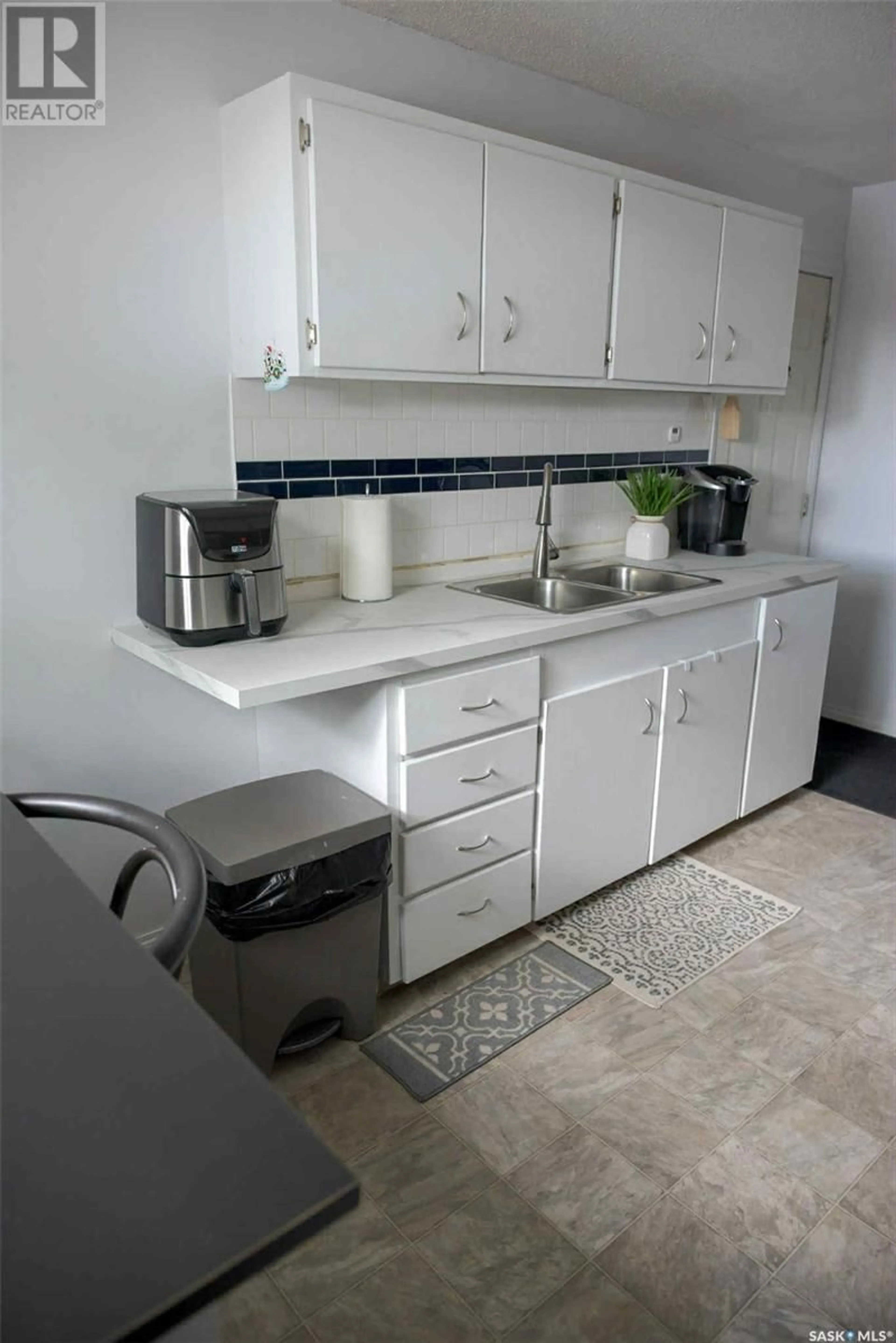 Standard kitchen, ceramic/tile floor for 18 MARSHALL CRESCENT, Regina Saskatchewan S4R4Y7