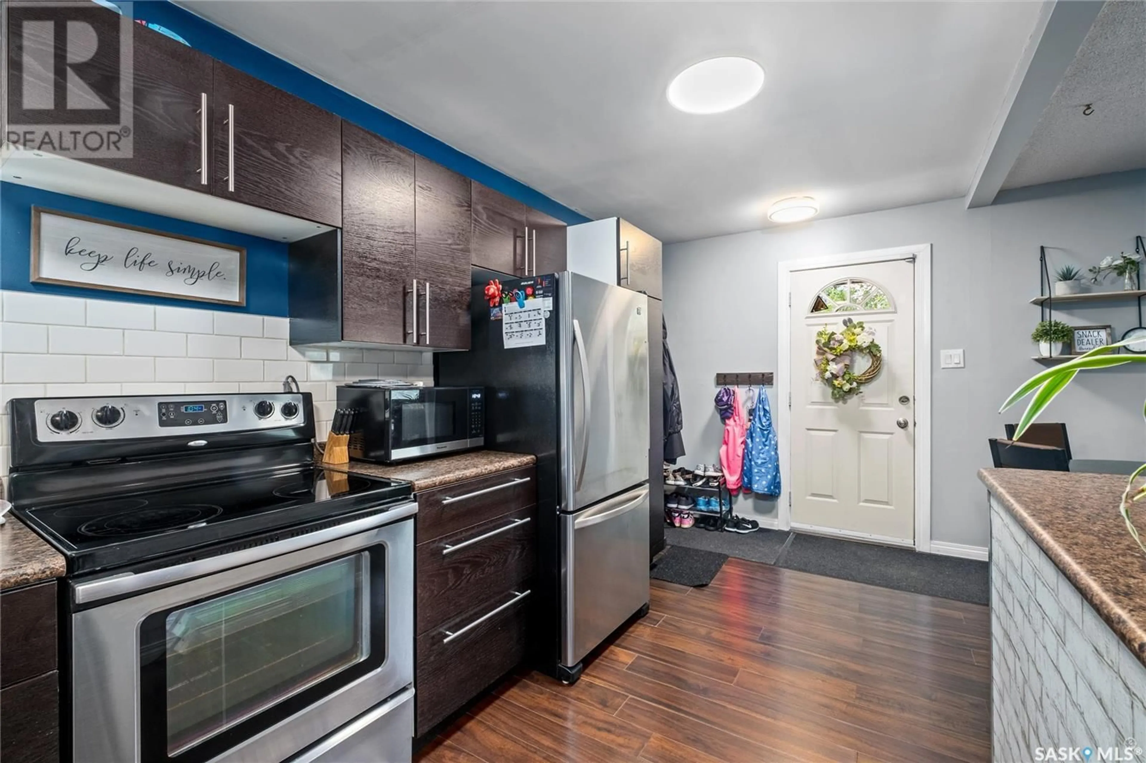 Standard kitchen, wood/laminate floor for 906 1ST STREET, Prince Albert Saskatchewan S6V0C4