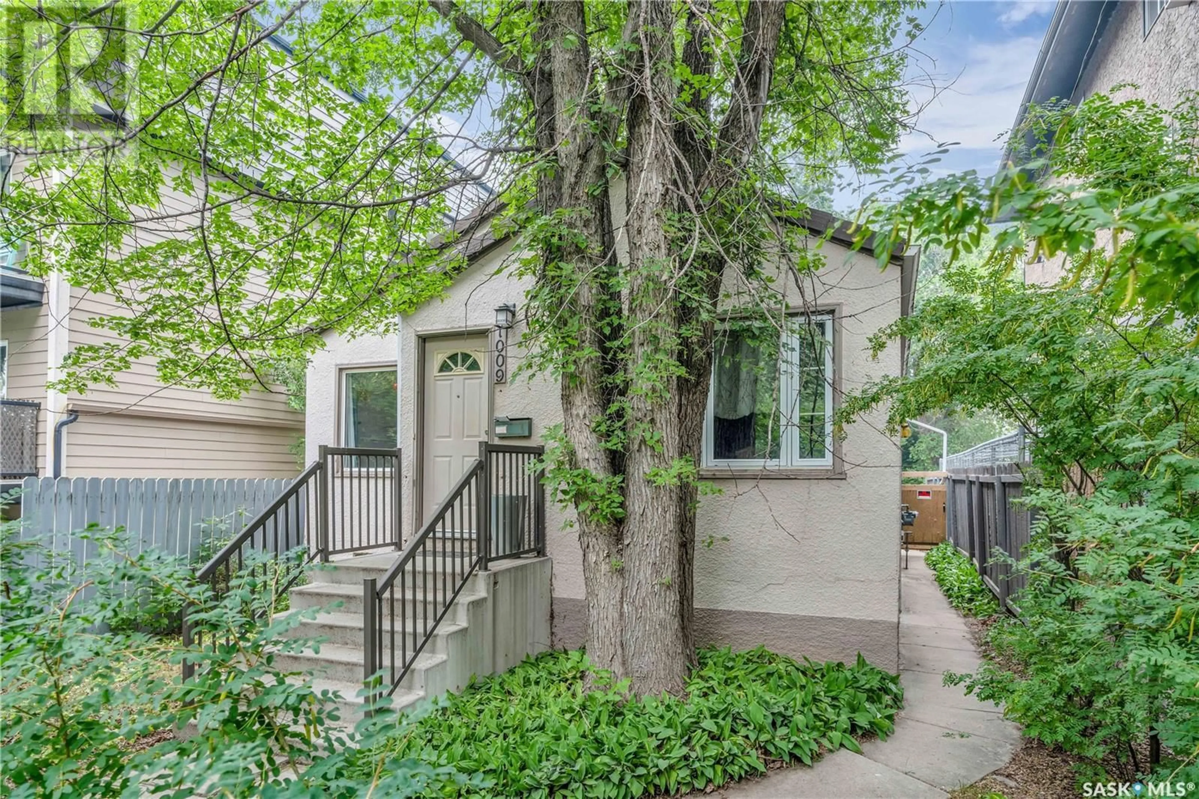 Patio, street for 1009 LANSDOWNE AVENUE, Saskatoon Saskatchewan S7H2C2