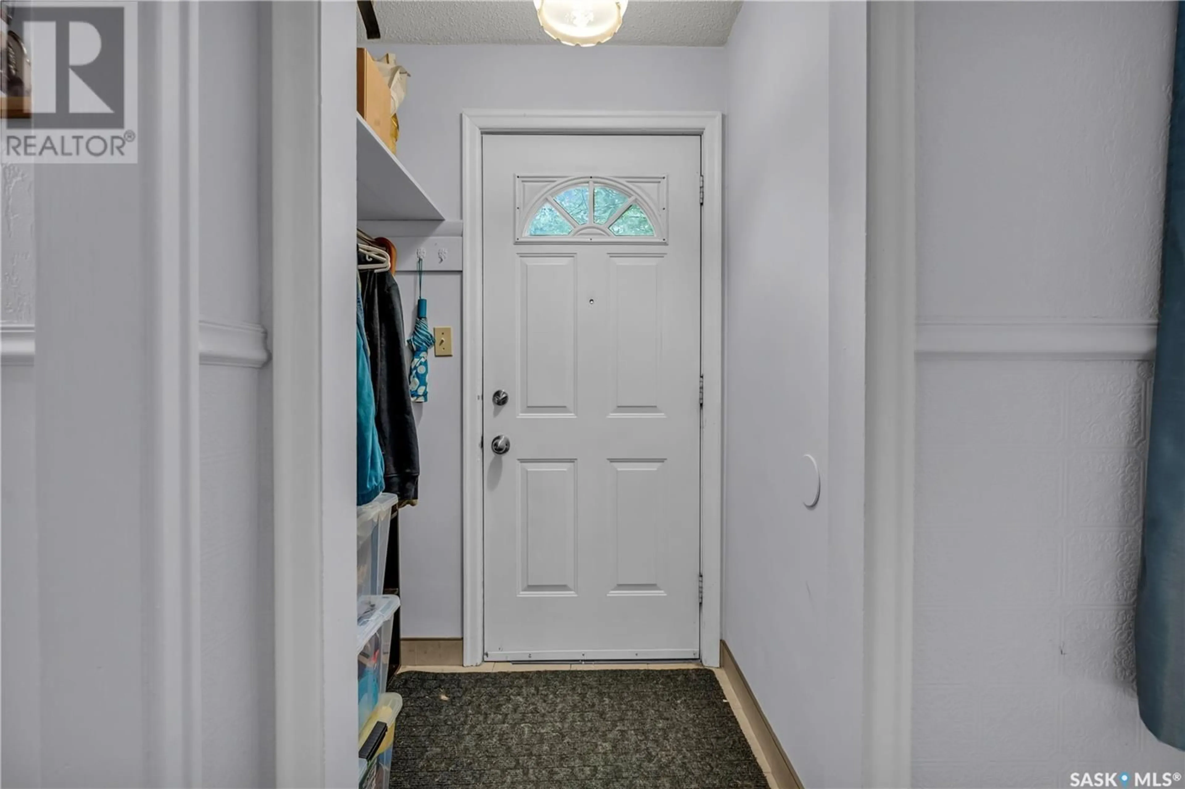 Indoor entryway for 1009 LANSDOWNE AVENUE, Saskatoon Saskatchewan S7H2C2