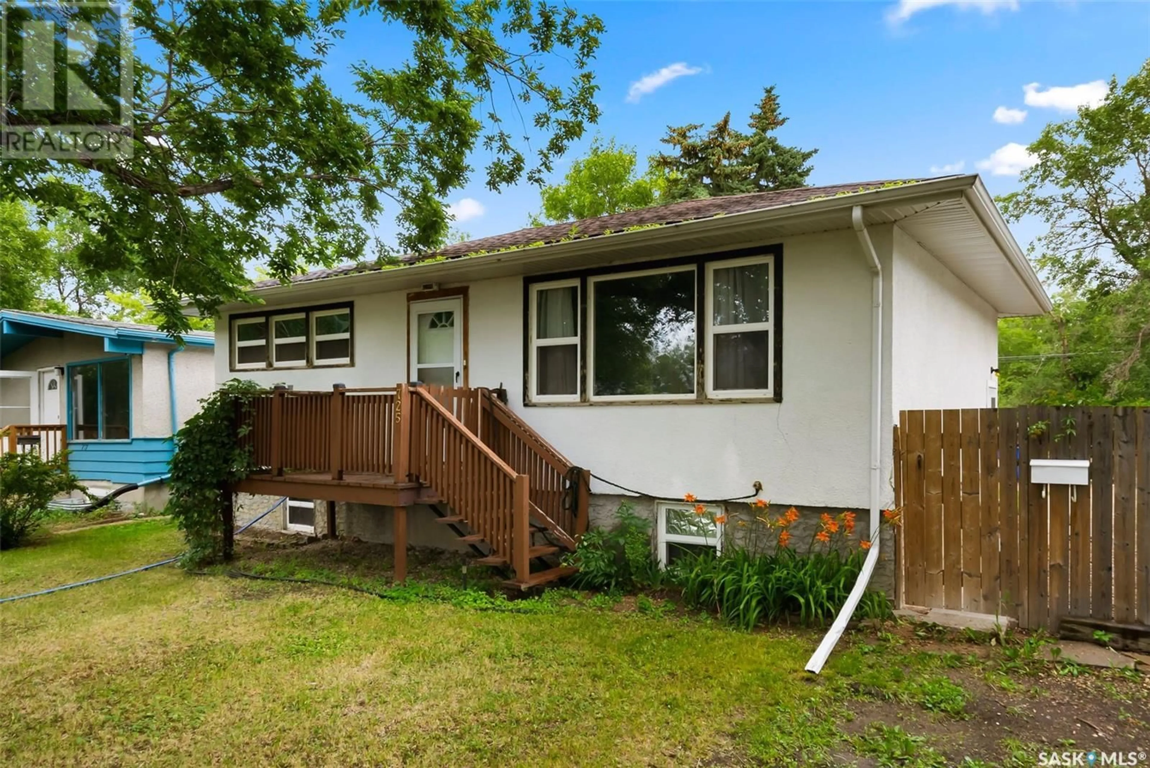 Home with vinyl exterior material, street for 725 MONTAGUE STREET, Regina Saskatchewan S4T3H1