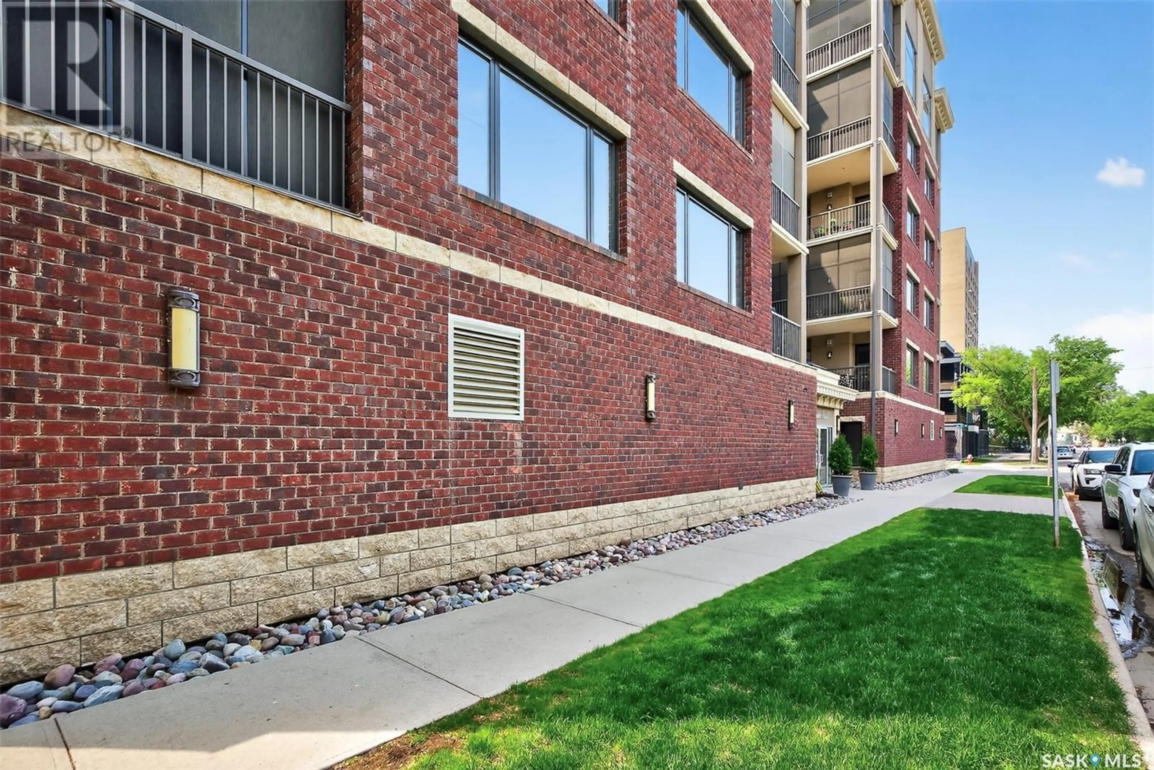 Patio, building for 402 - 205 FAIRFORD STREET, Moose Jaw Saskatchewan S6H0E1