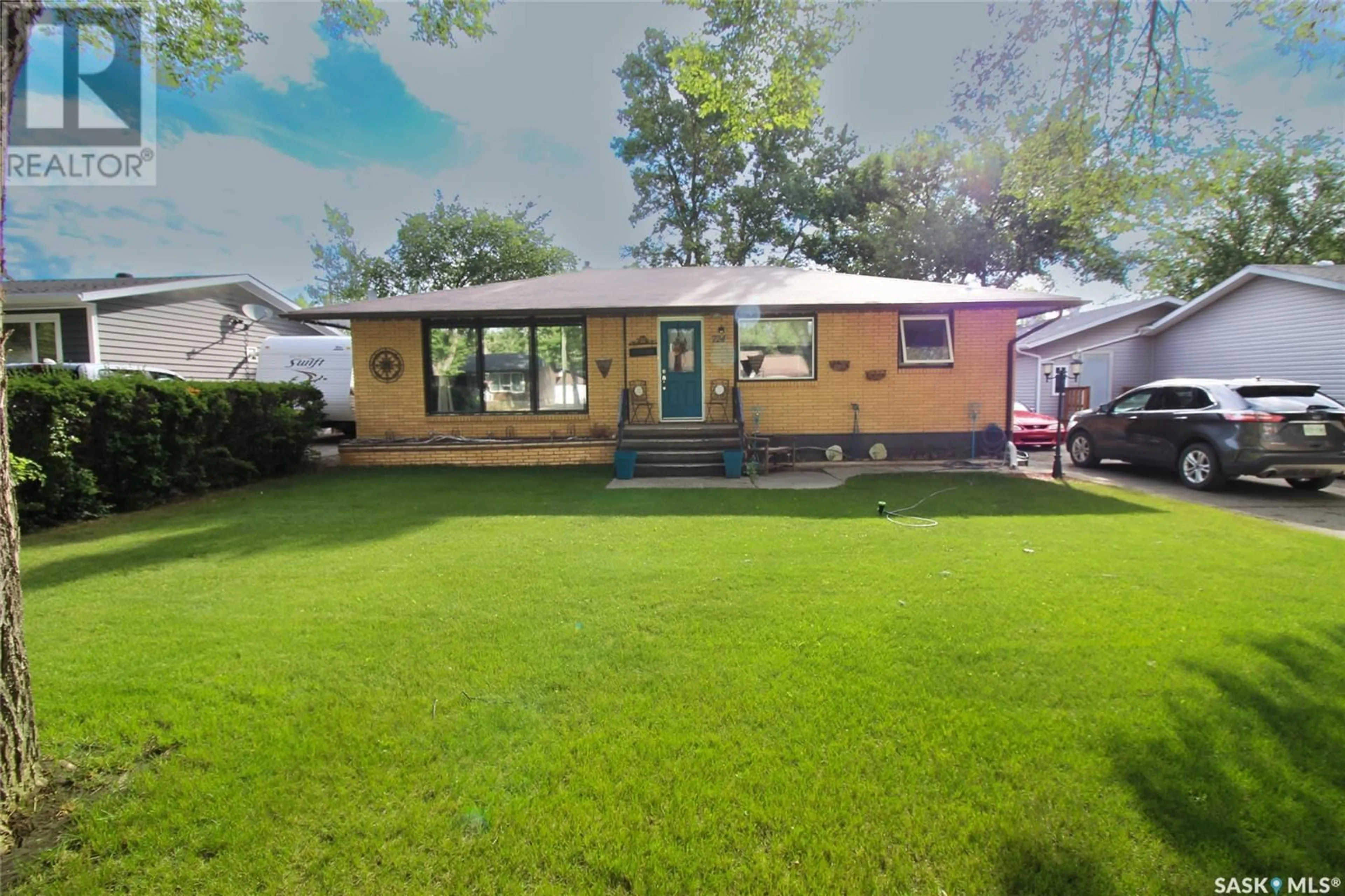 A pic from outside/outdoor area/front of a property/back of a property/a pic from drone, street for 724 4TH STREET, Shaunavon Saskatchewan S0N2M0