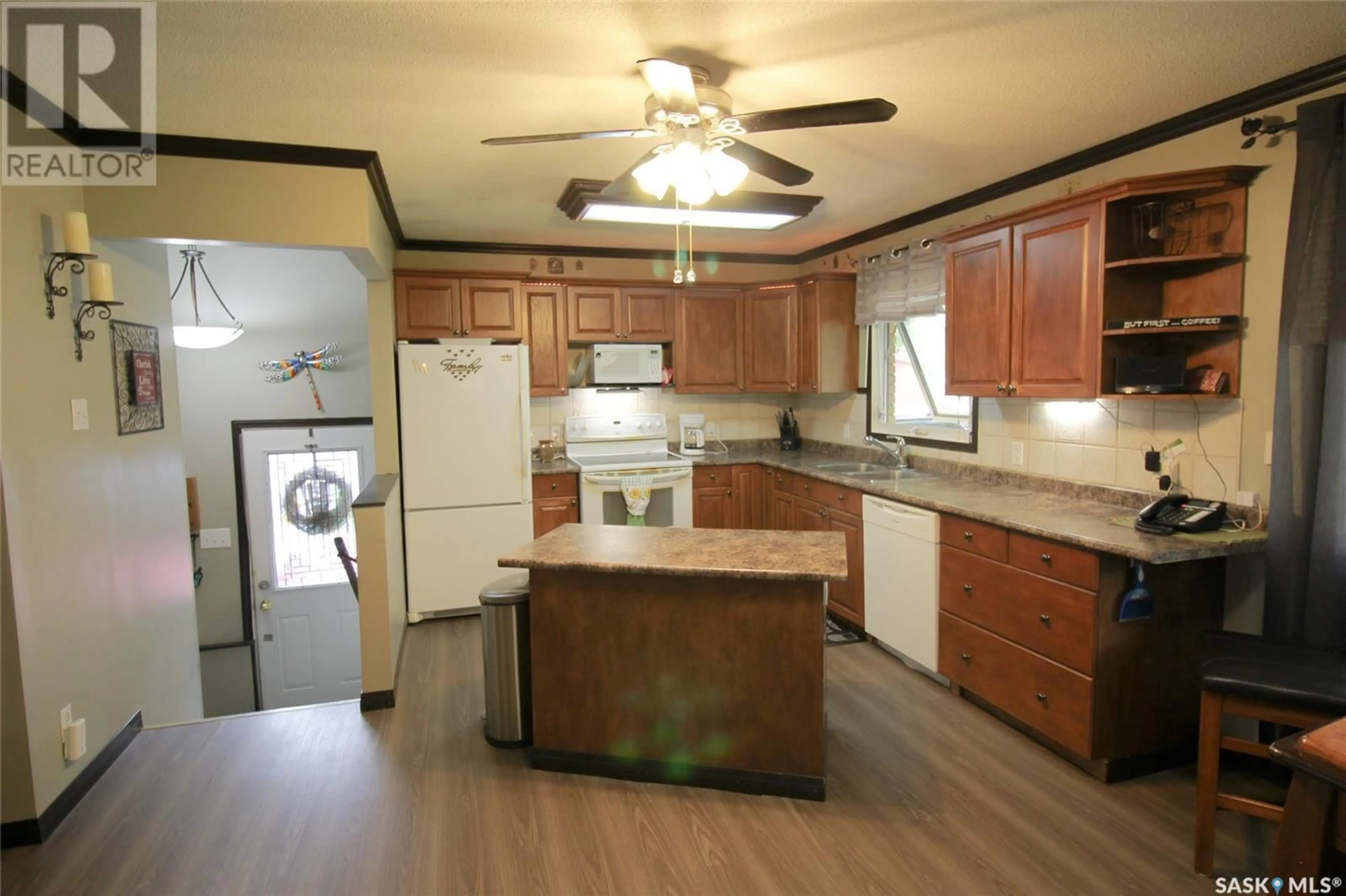 Standard kitchen, unknown for 724 4TH STREET, Shaunavon Saskatchewan S0N2M0