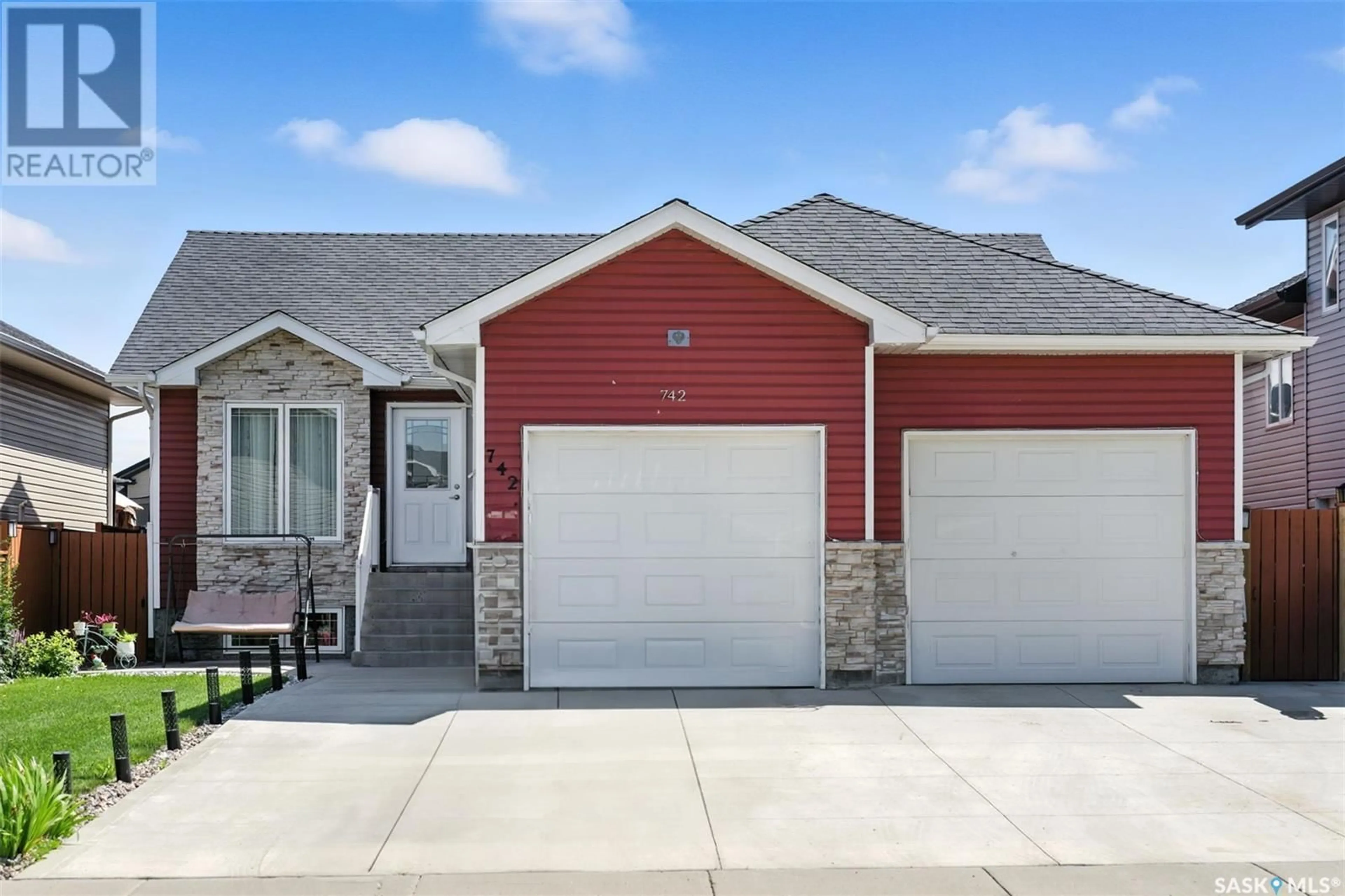 Home with vinyl exterior material, street for 742 HARGREAVES CRESCENT, Saskatoon Saskatchewan S7R0H2