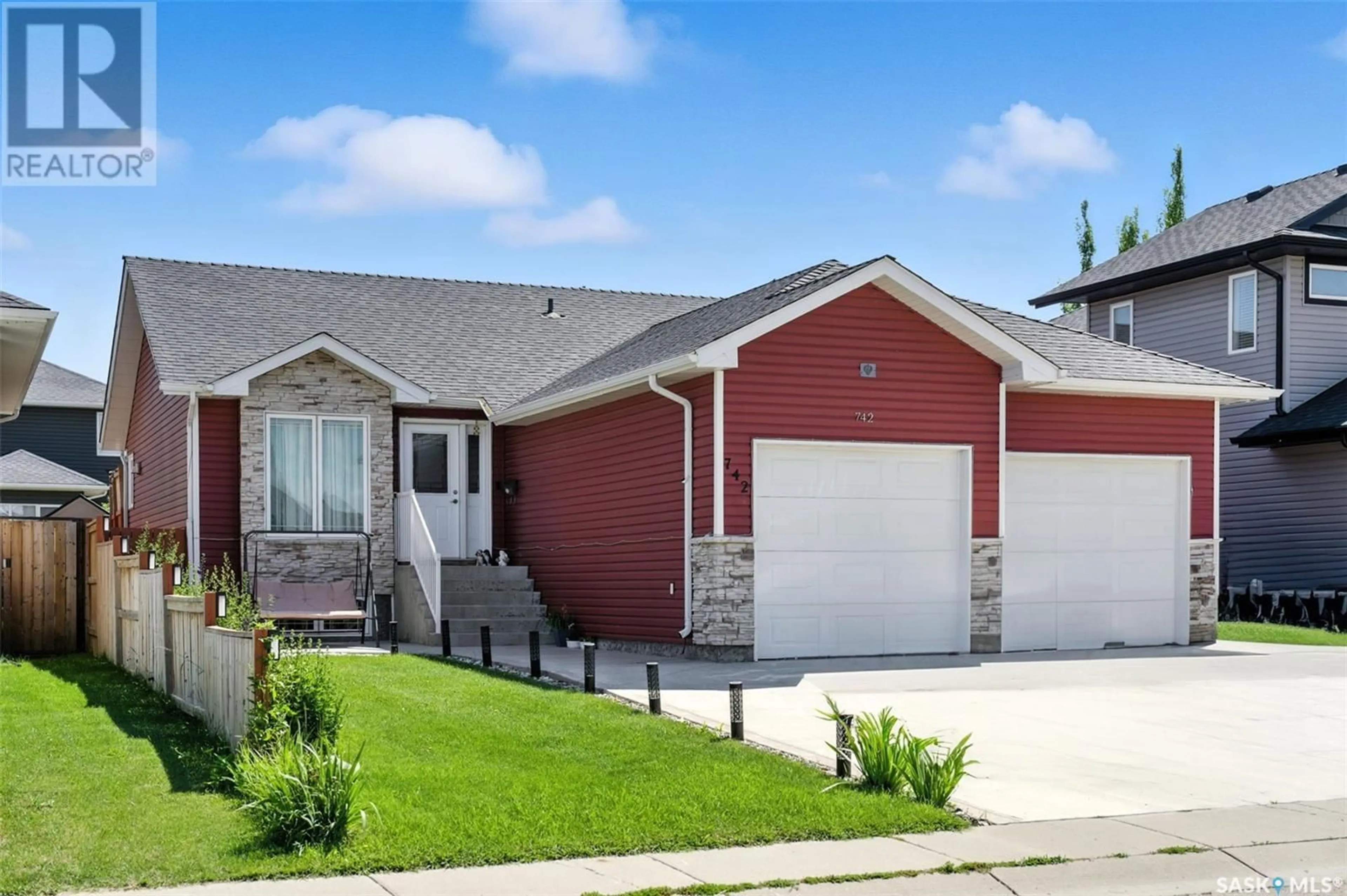 Home with vinyl exterior material, street for 742 HARGREAVES CRESCENT, Saskatoon Saskatchewan S7R0H2