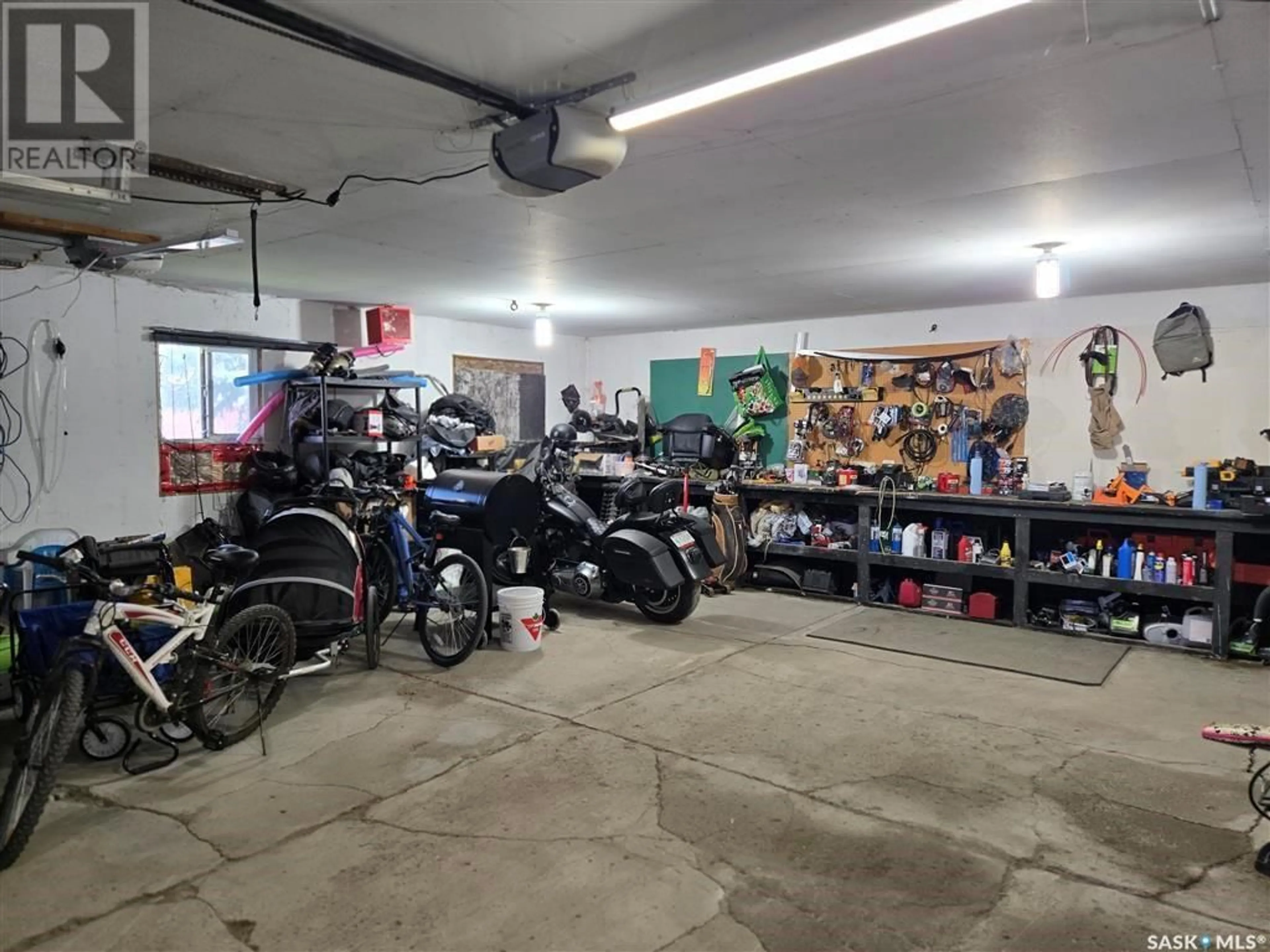 Indoor garage for 326 9TH STREET, Humboldt Saskatchewan S0K2A0