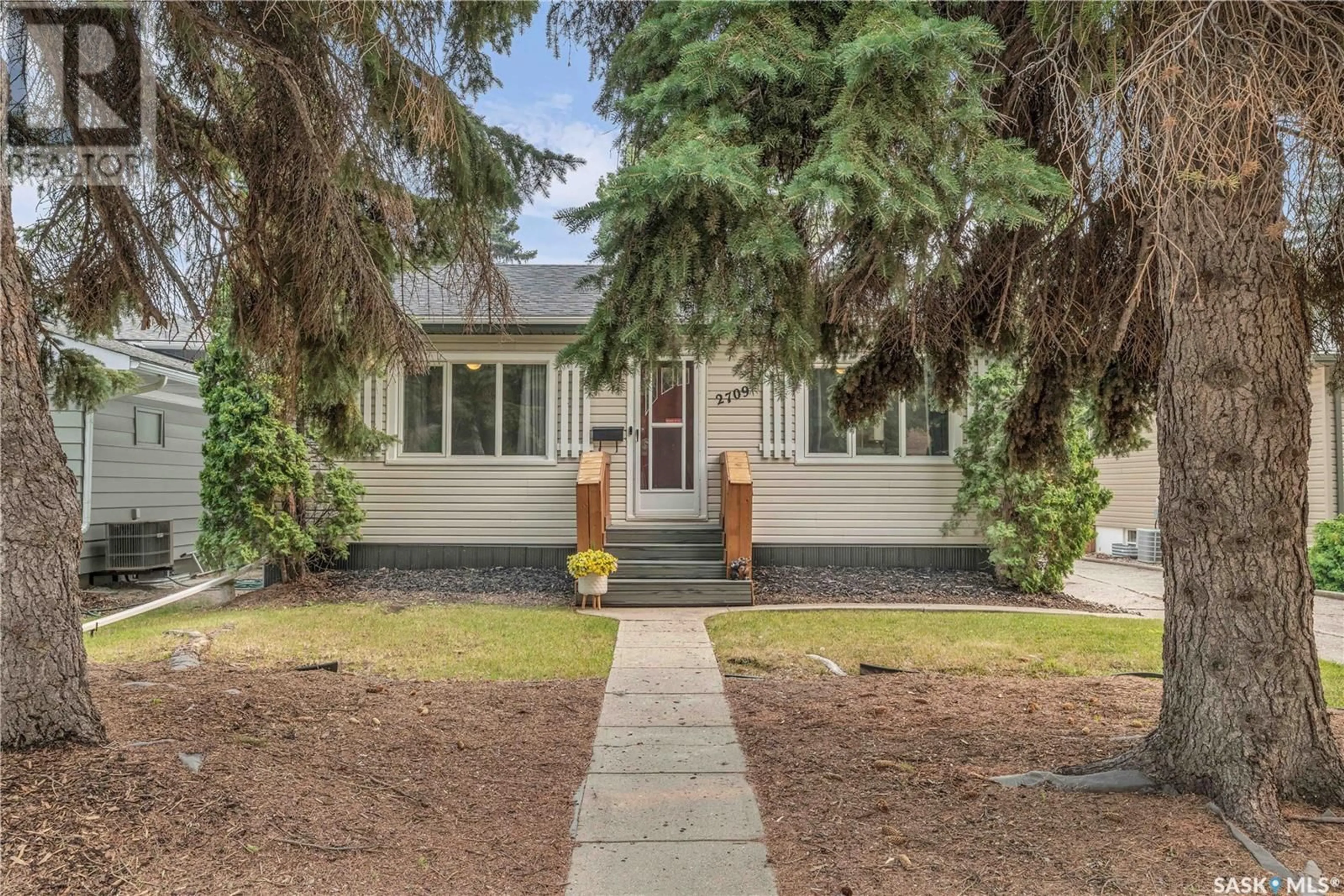 Home with vinyl exterior material, street for 2709 THORNTON AVENUE, Regina Saskatchewan S4S1J2