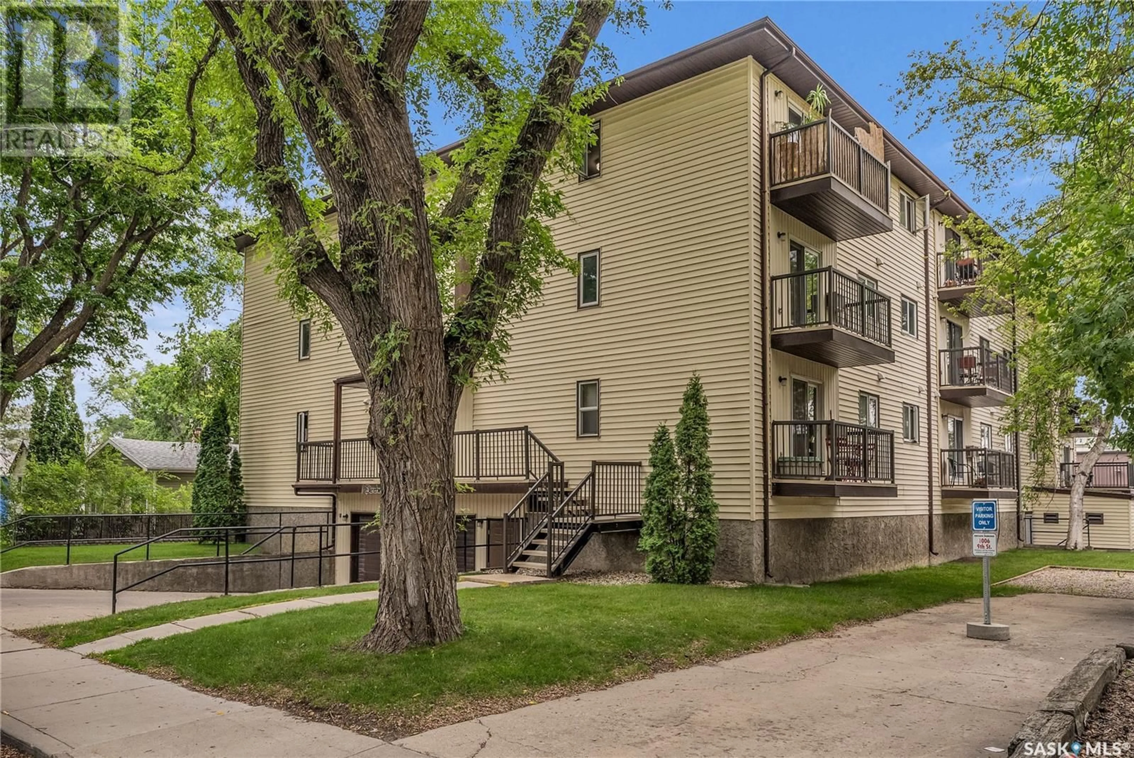 Patio, street for 302 1006 9TH STREET E, Saskatoon Saskatchewan S7H0N2