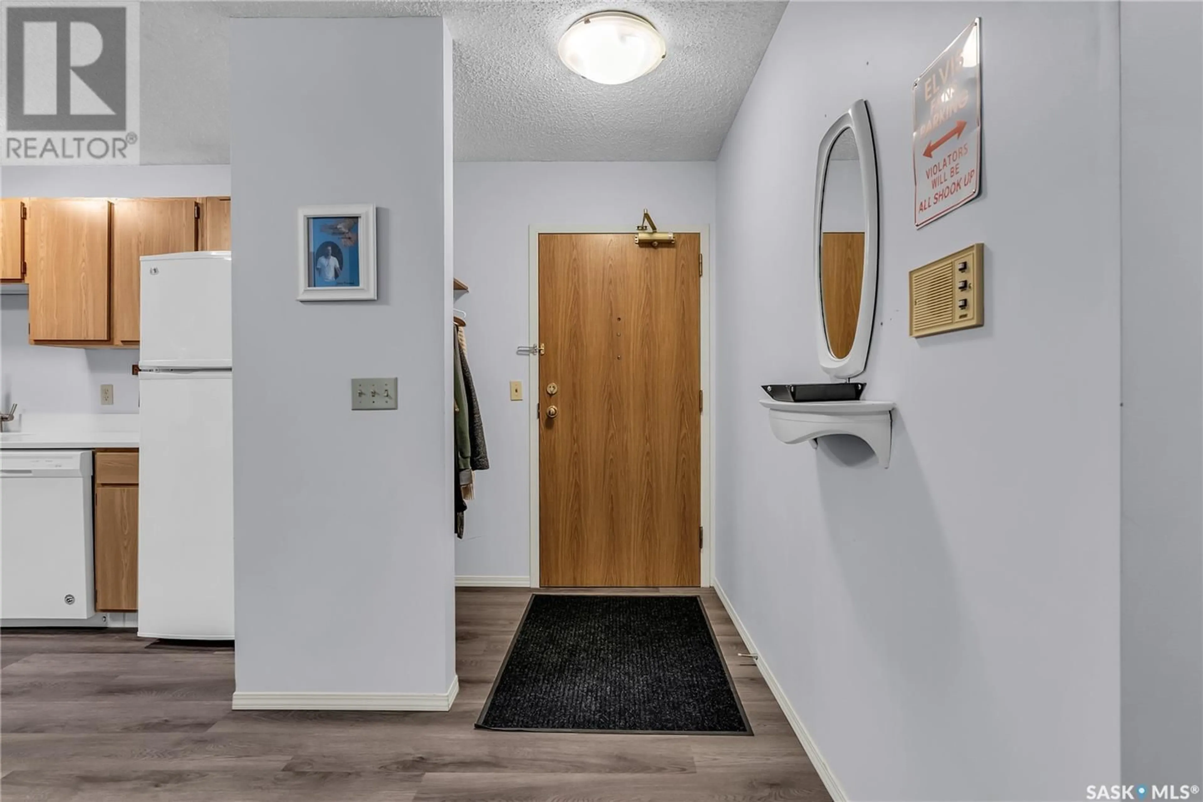Indoor entryway for 302 1006 9TH STREET E, Saskatoon Saskatchewan S7H0N2