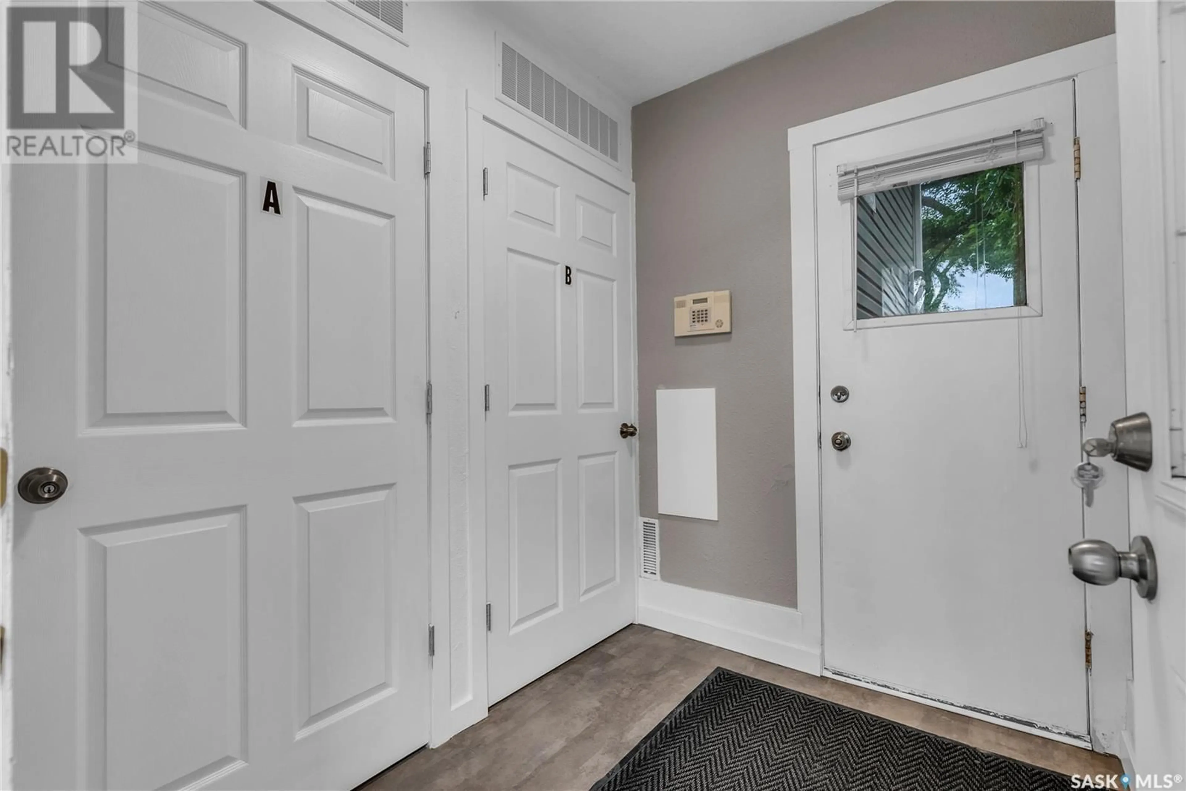 Indoor entryway for 116 27TH STREET, Saskatoon Saskatchewan S7L0J3