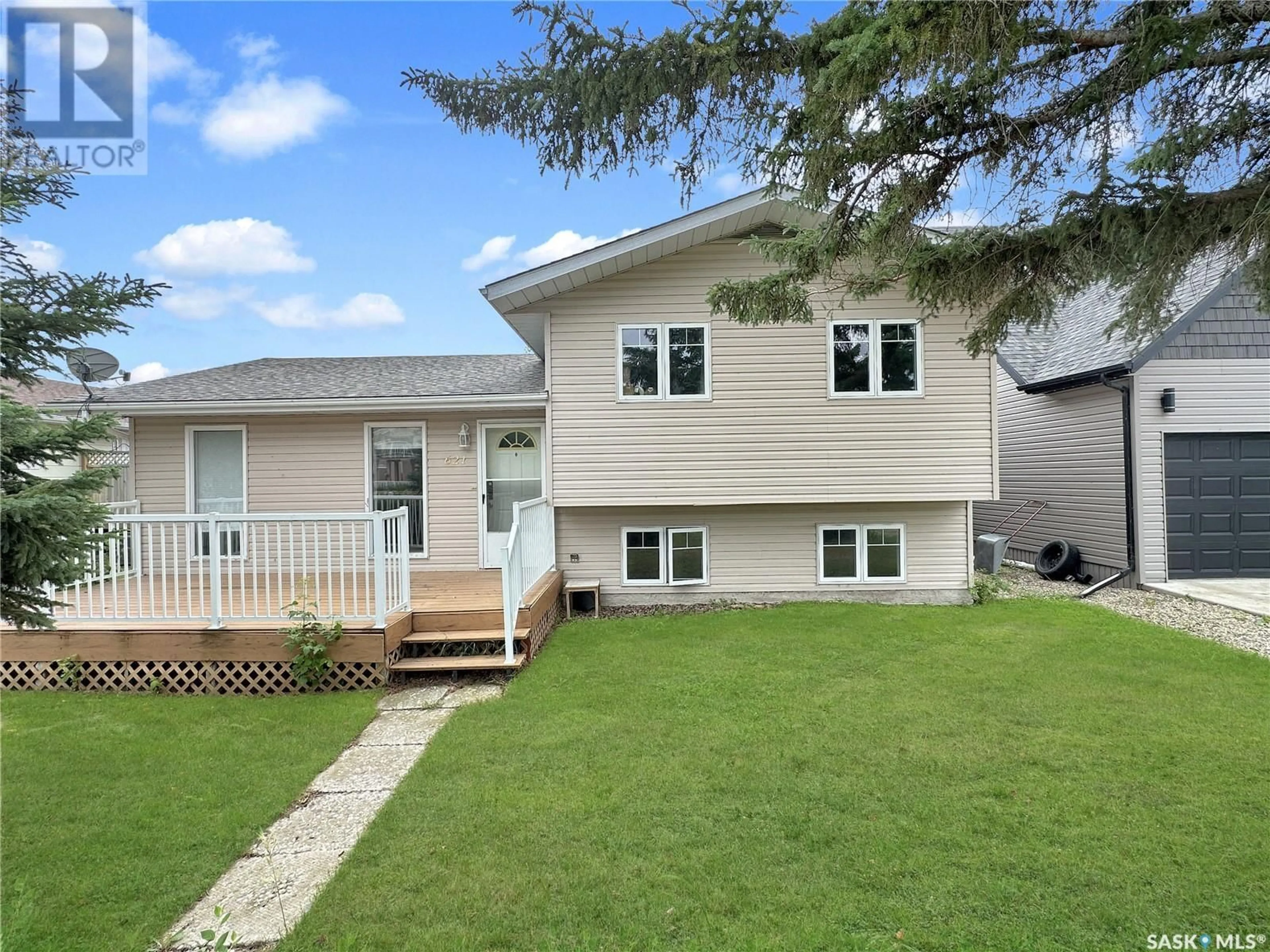 Home with vinyl exterior material, street for 621 BROADWAY STREET, Fort Qu'Appelle Saskatchewan S0G1S0