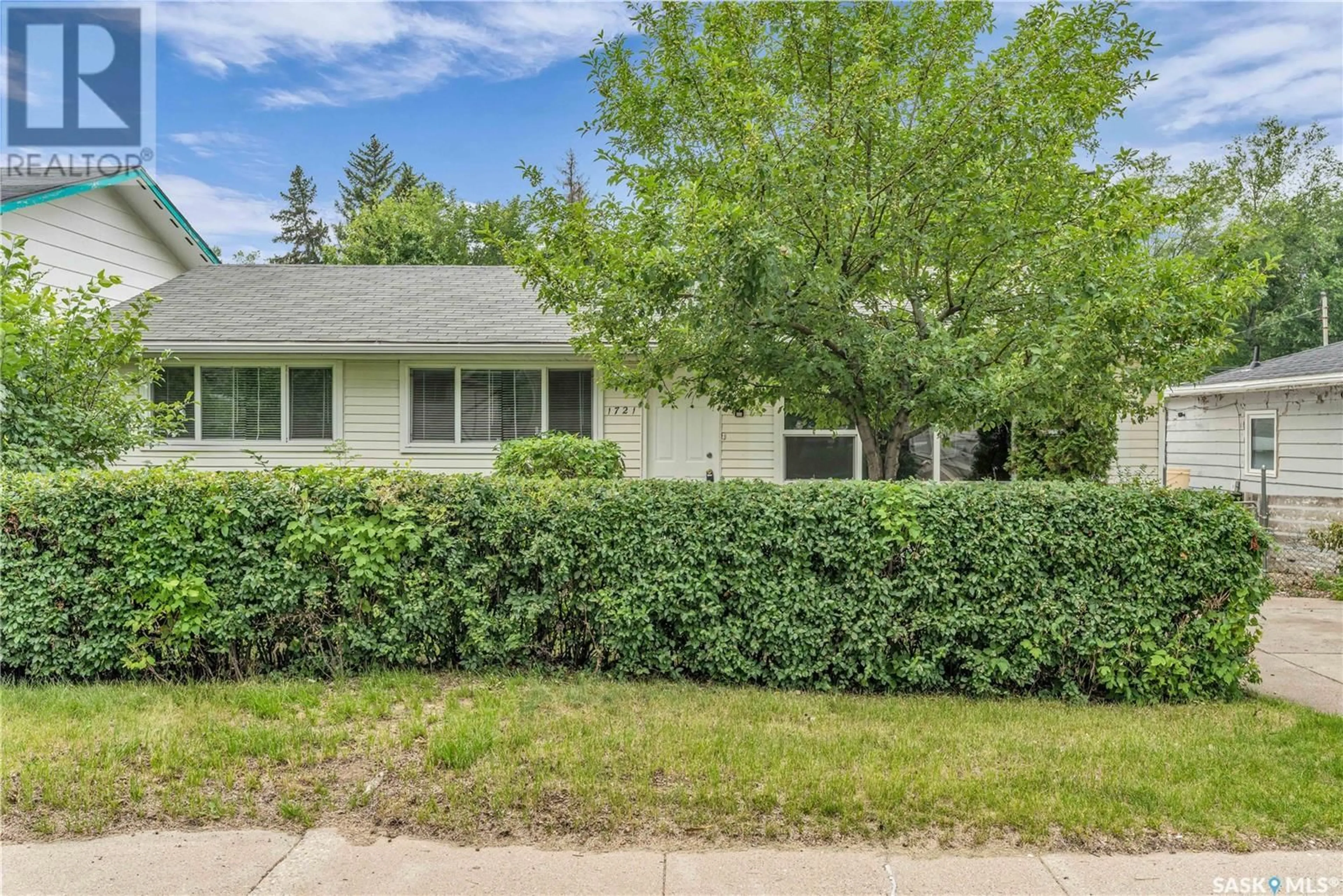 Home with vinyl exterior material, street for 1721 E AVENUE N, Saskatoon Saskatchewan S7L1V3
