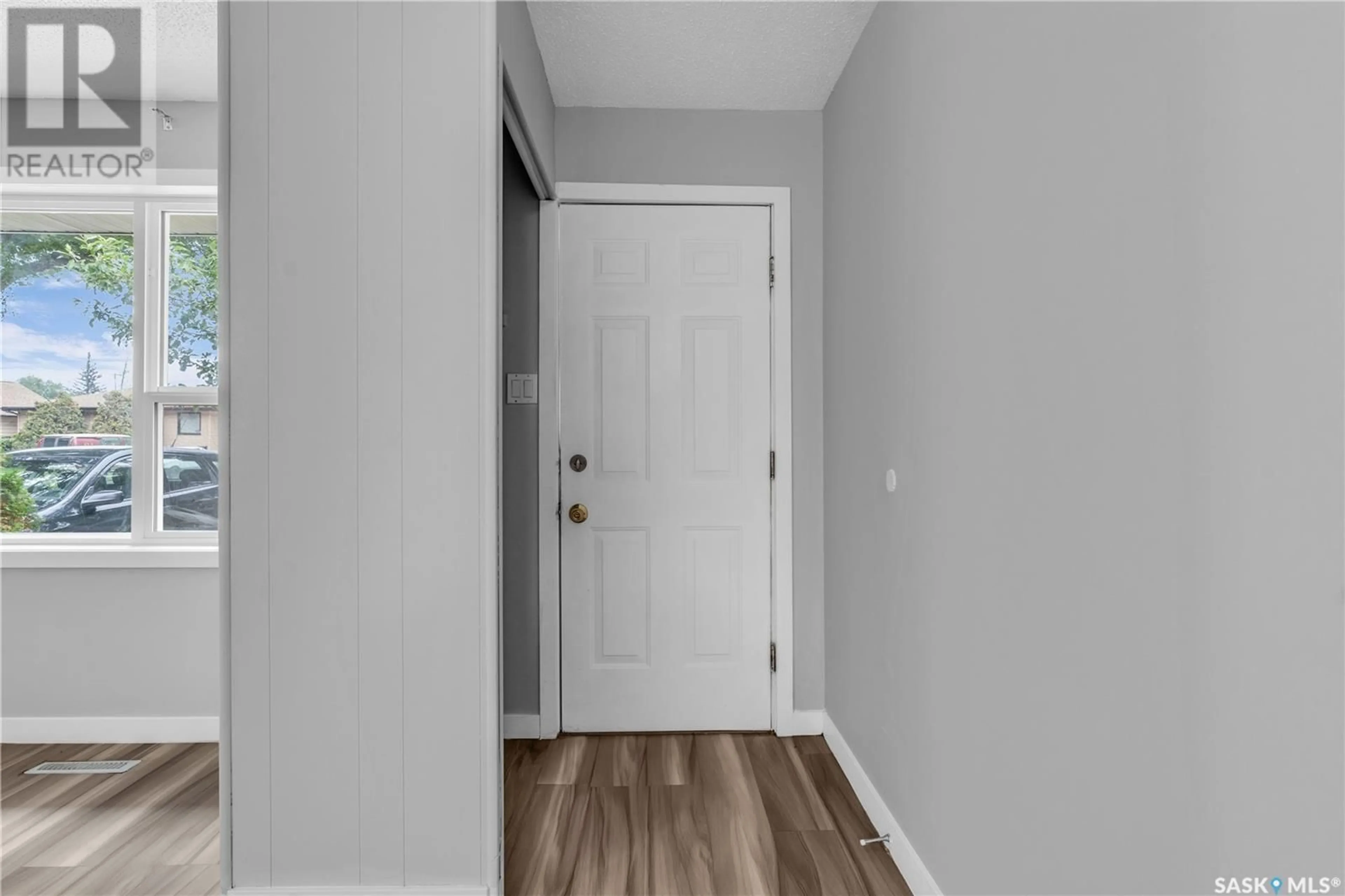 Indoor entryway for 1721 E AVENUE N, Saskatoon Saskatchewan S7L1V3