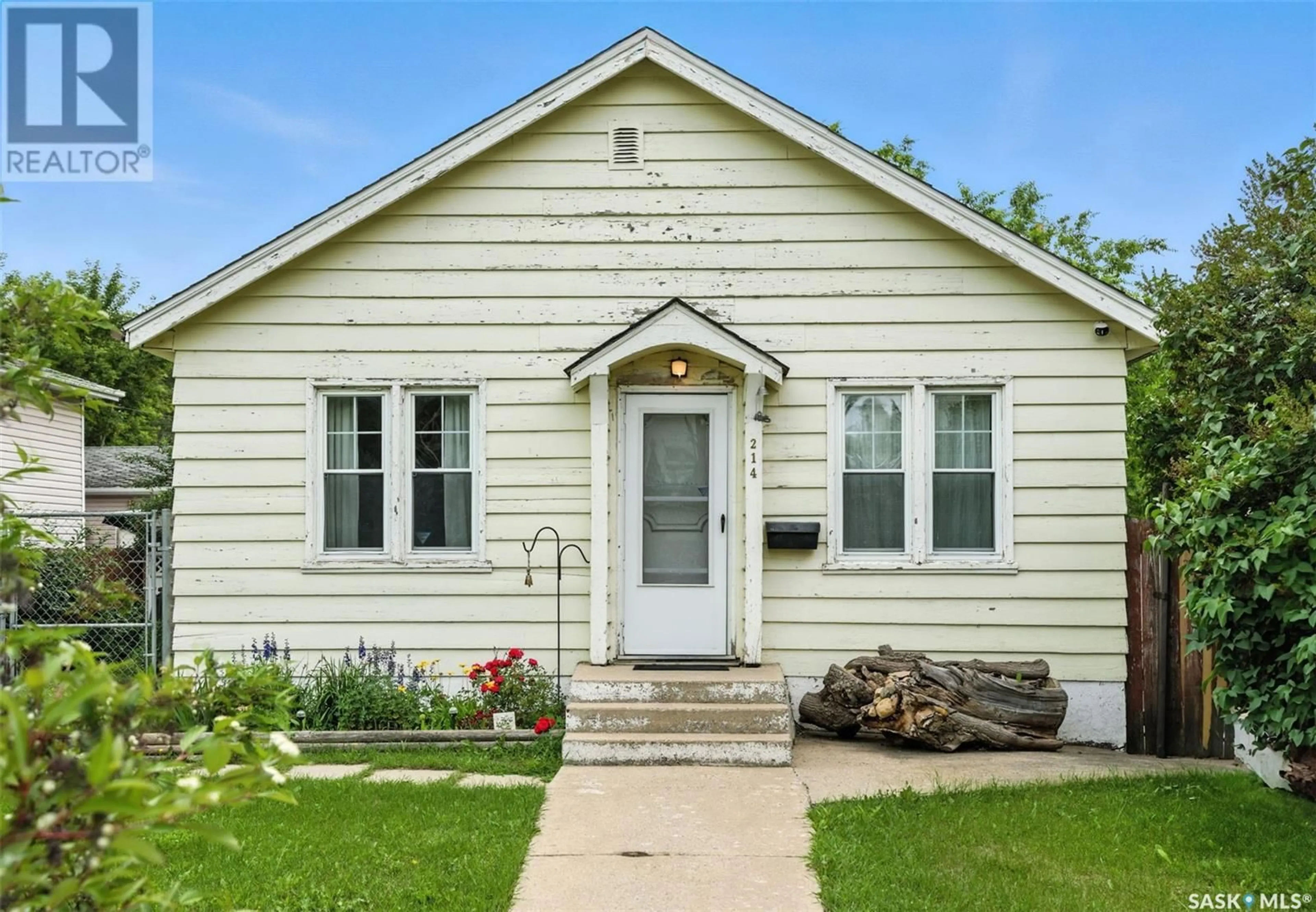 Home with vinyl exterior material, street for 214 L AVENUE, Saskatoon Saskatchewan S7L2P4