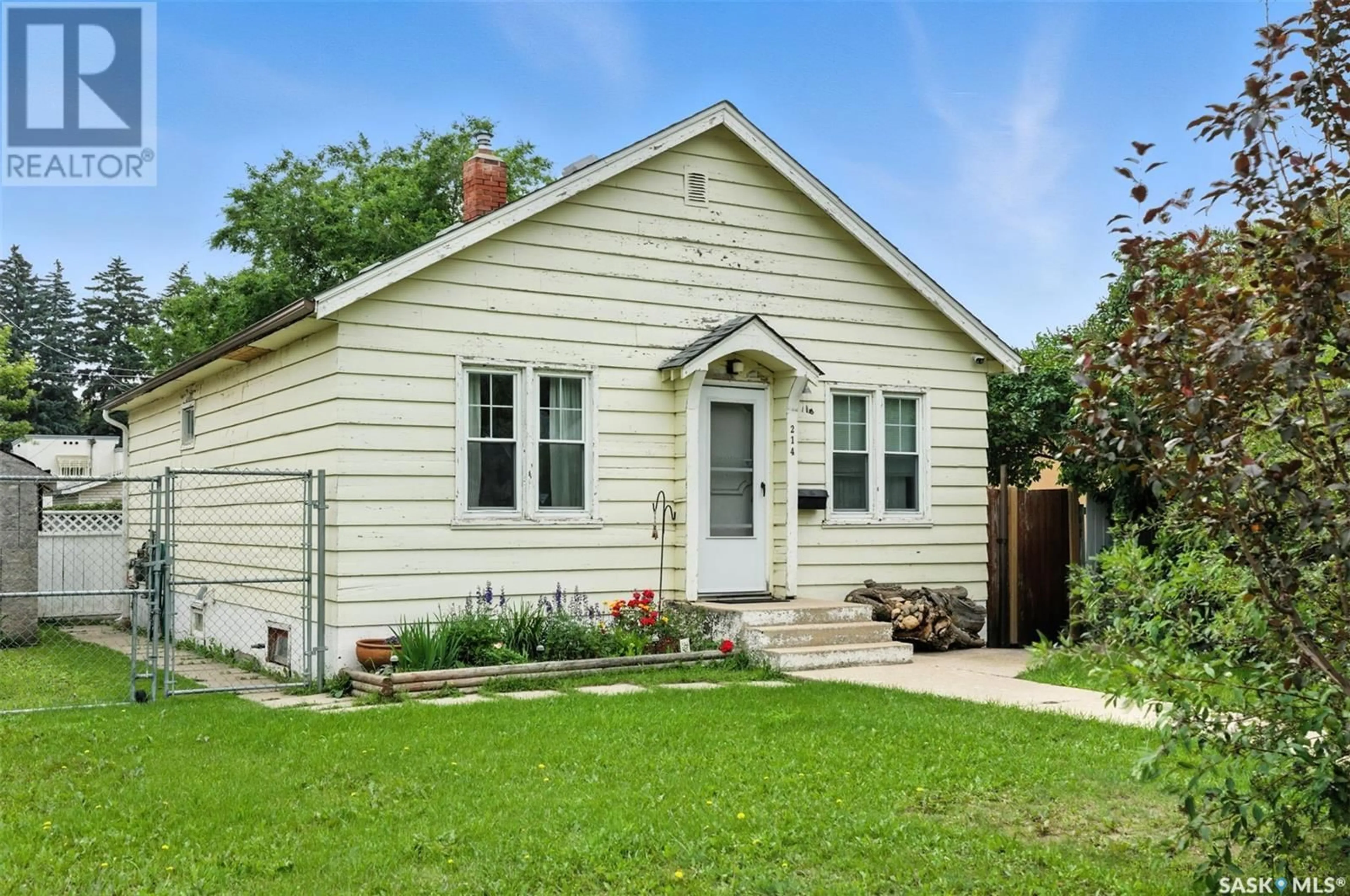 Home with vinyl exterior material, street for 214 L AVENUE, Saskatoon Saskatchewan S7L2P4