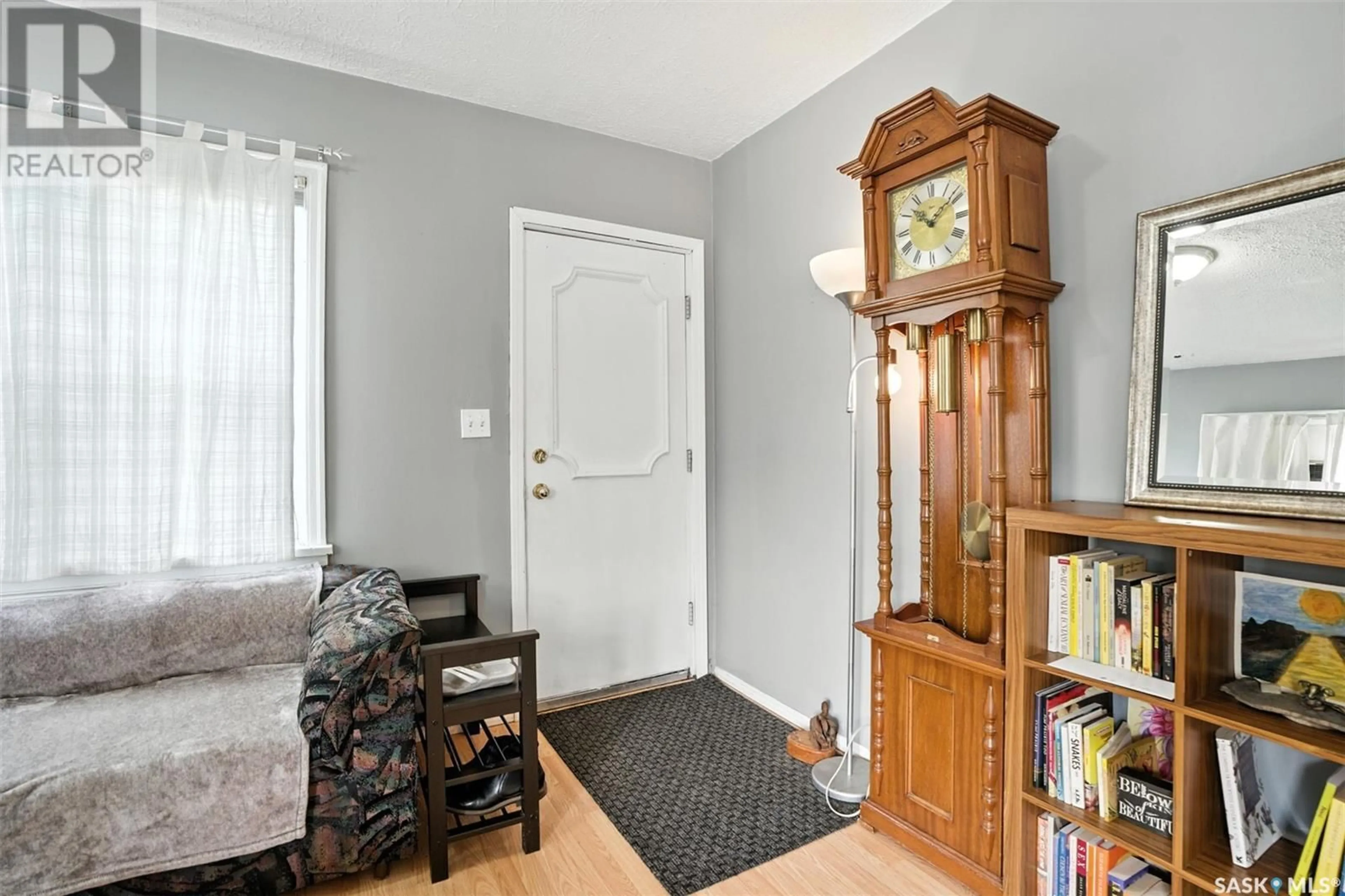 Indoor entryway for 214 L AVENUE, Saskatoon Saskatchewan S7L2P4
