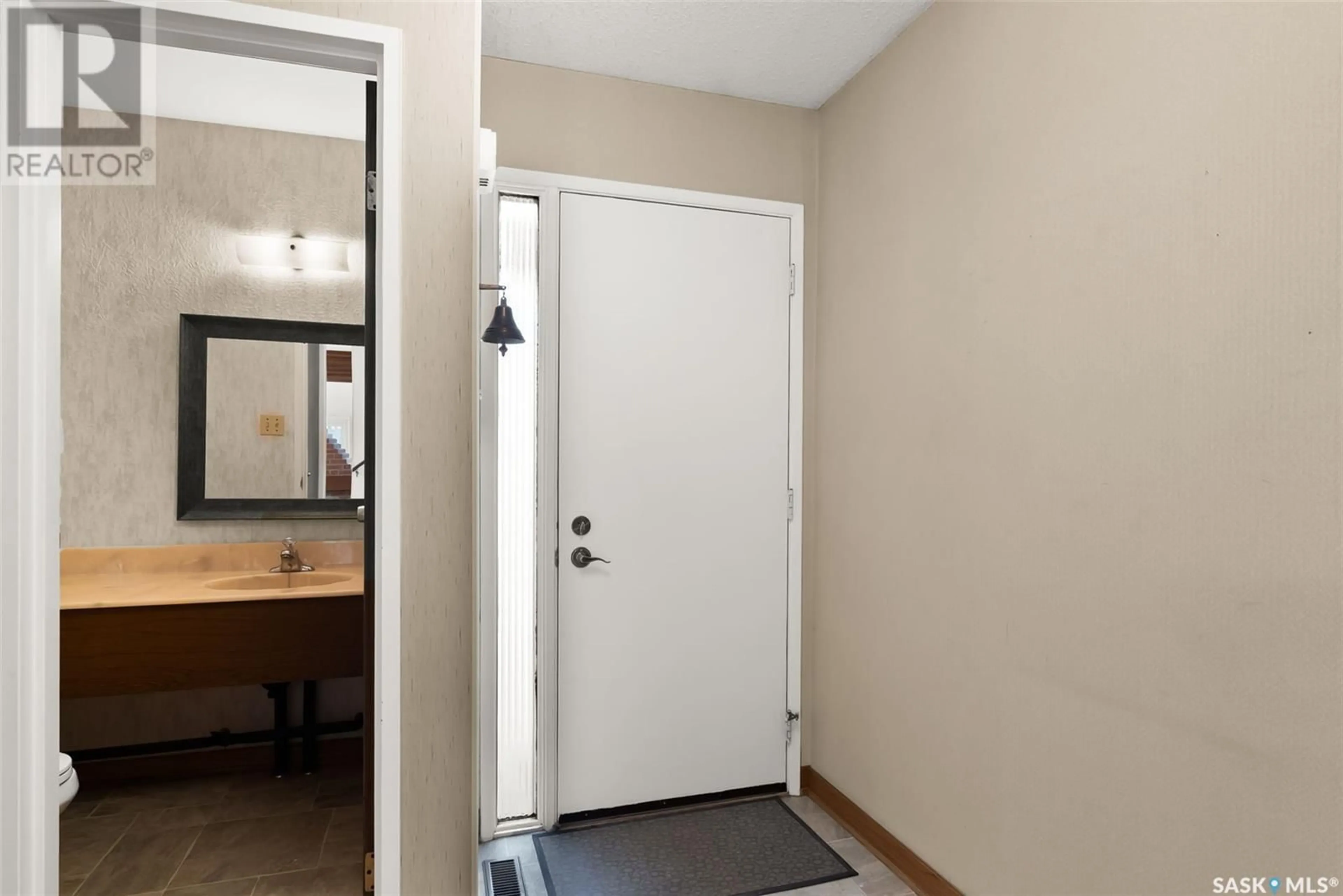 Indoor entryway for 1615 23RD AVENUE, Regina Saskatchewan S4S5Z9