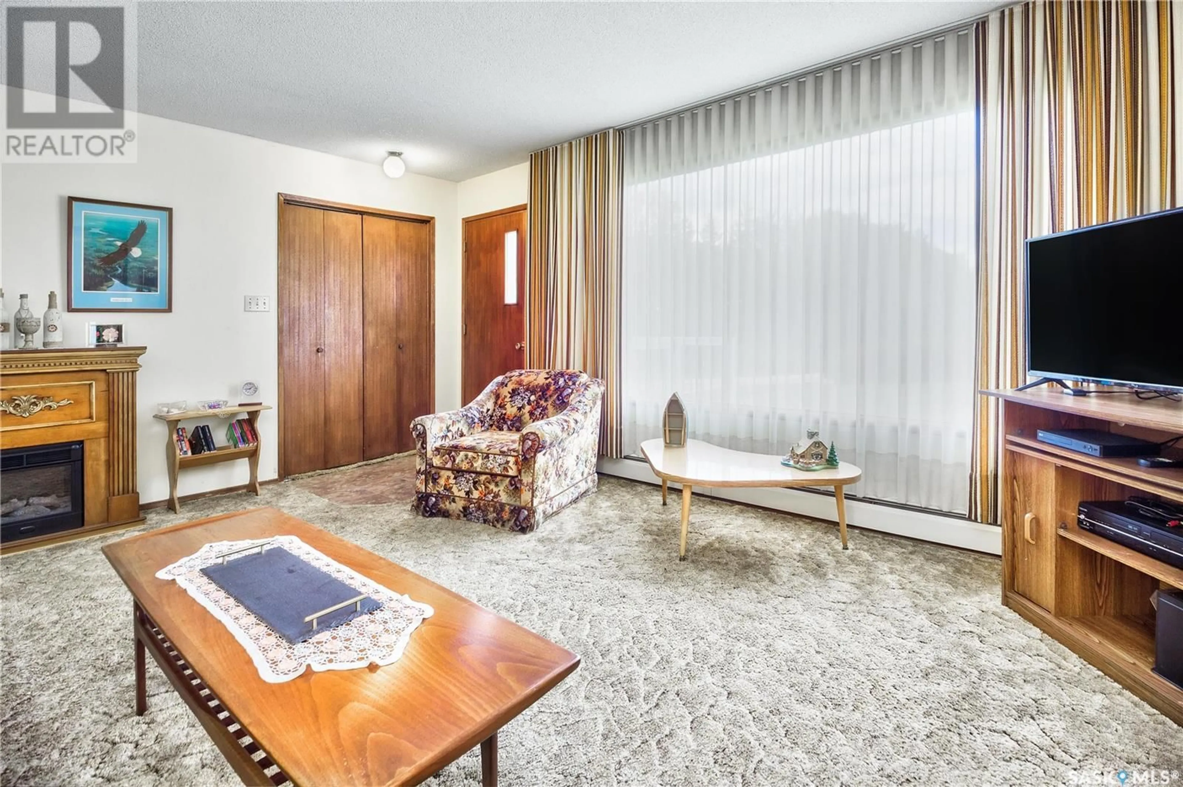 Living room with furniture, carpet floor for 262 19TH AVENUE, Buckland Rm No. 491 Saskatchewan S6V5R3