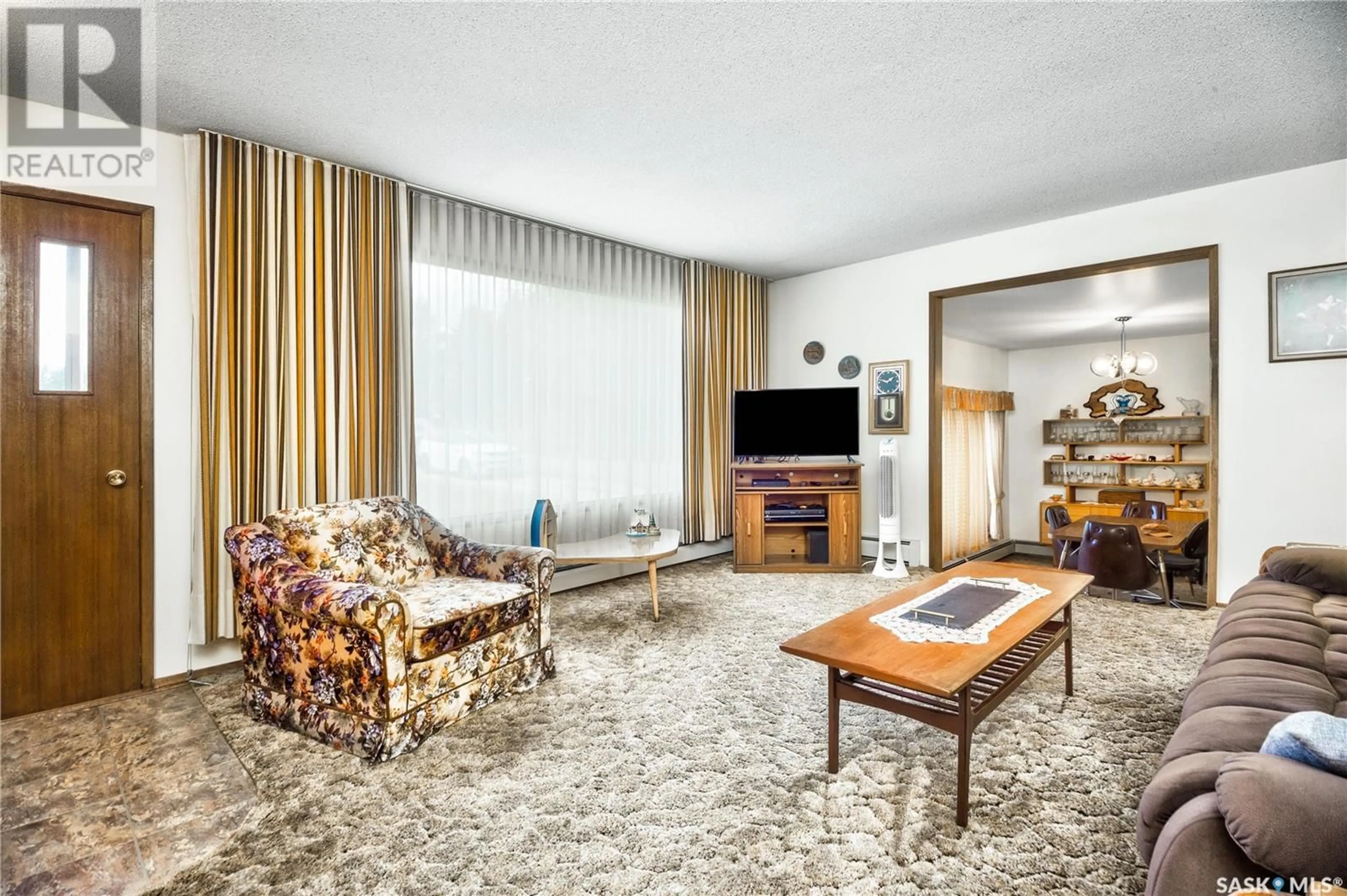 Living room with furniture, carpet floor for 262 19TH AVENUE, Buckland Rm No. 491 Saskatchewan S6V5R3