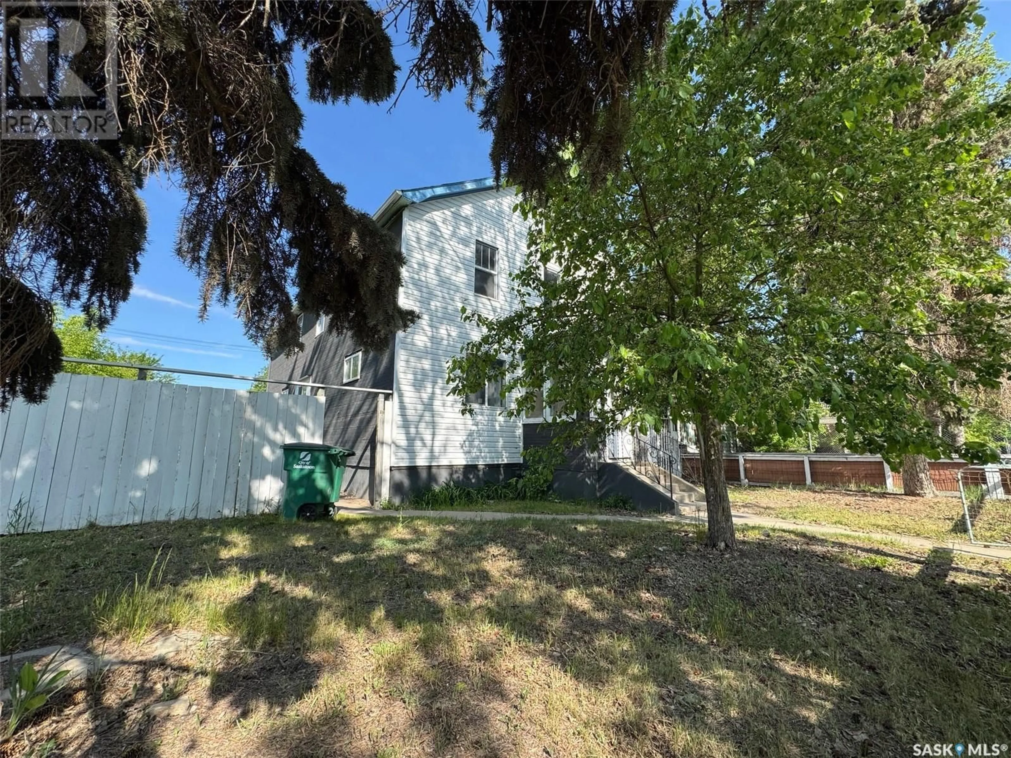 A pic from outside/outdoor area/front of a property/back of a property/a pic from drone, unknown for 319 H AVENUE, Saskatoon Saskatchewan S7M1W4