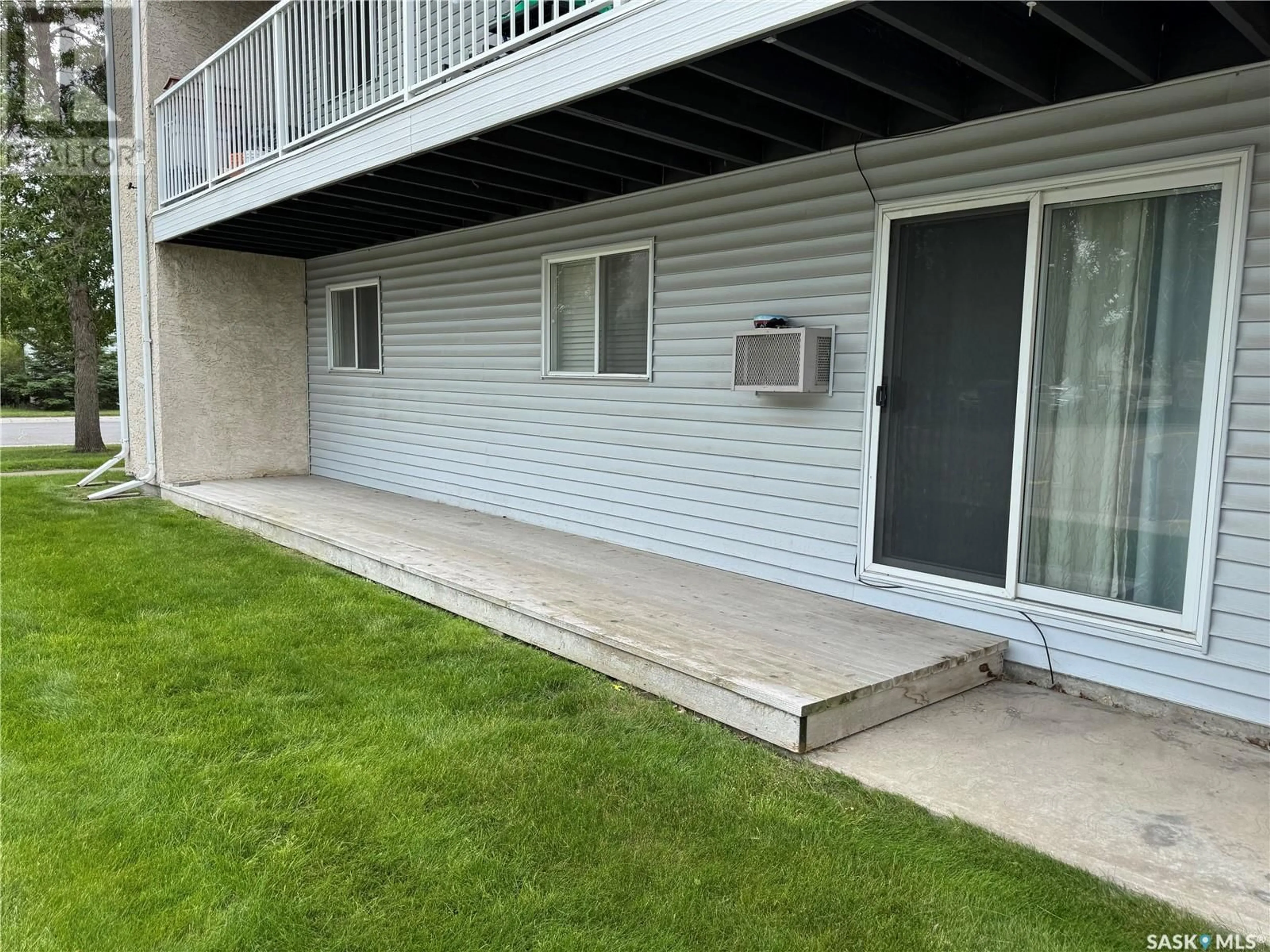 Patio, street for 401 2410 HESELTINE ROAD, Regina Saskatchewan S4V1N9