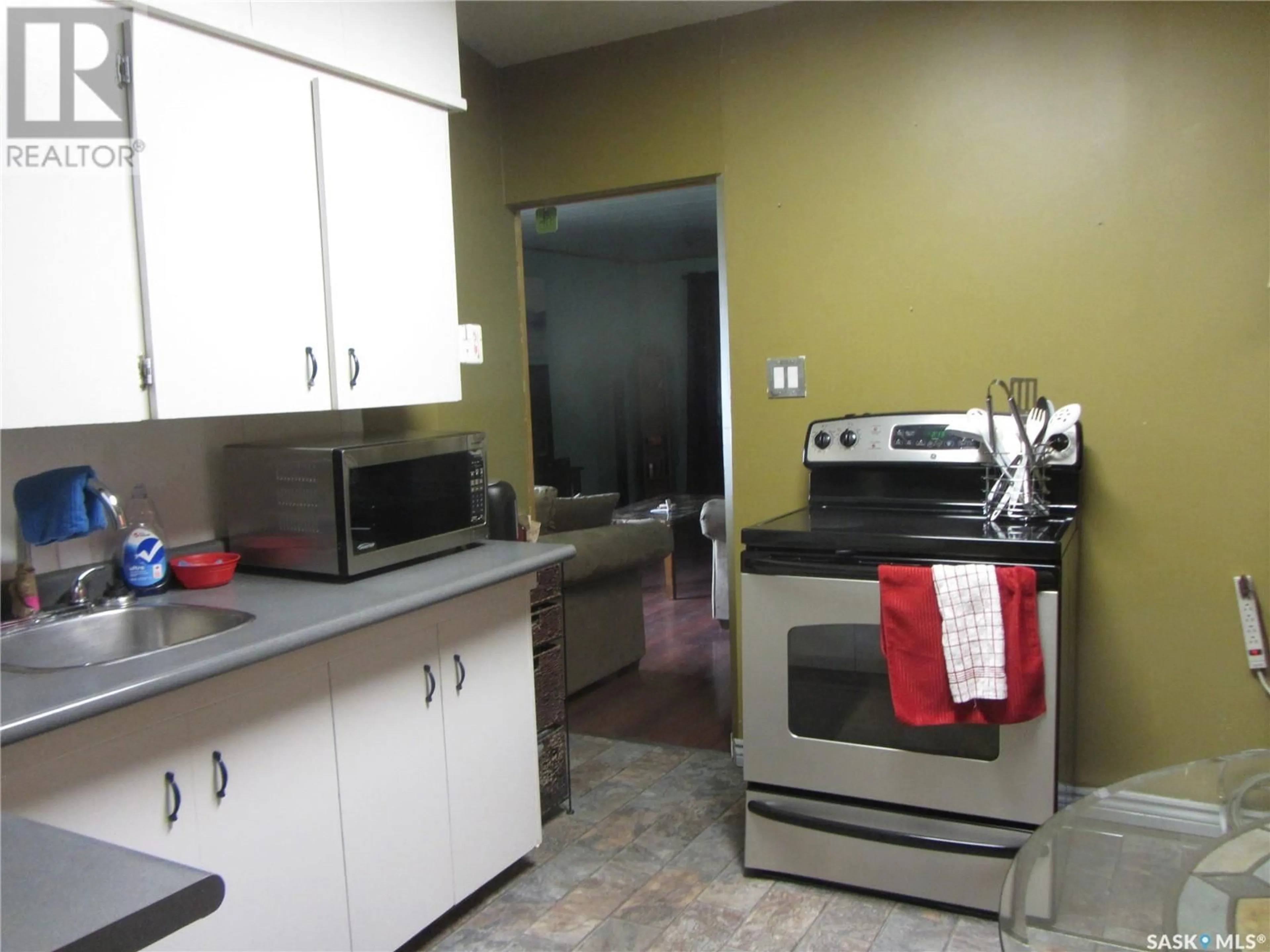 Standard kitchen, unknown for 916 WELDON AVENUE, Saskatoon Saskatchewan S7M2V6