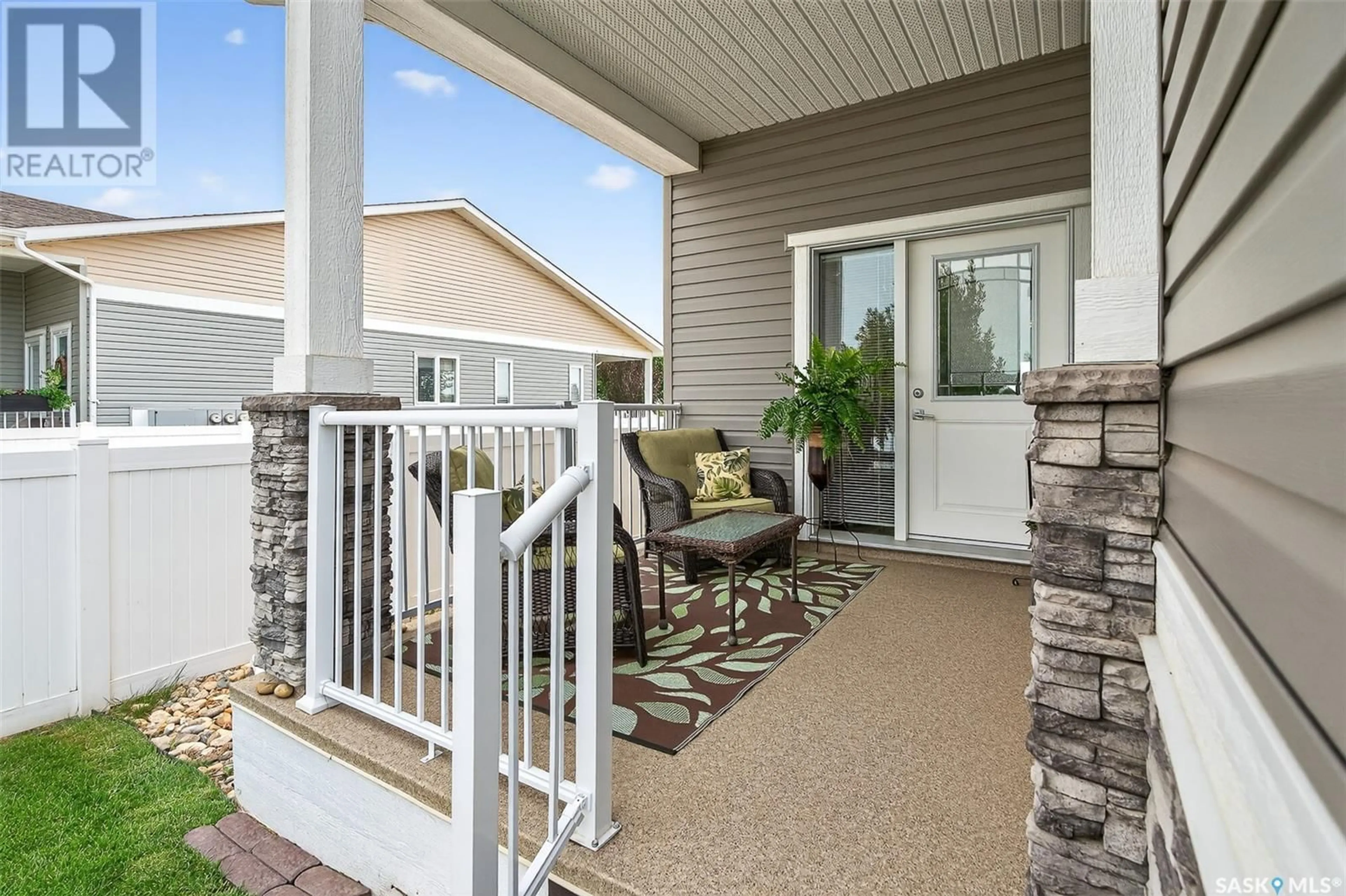 Patio, street for 1015 - 504 BRADLEY STREET, Moose Jaw Saskatchewan S6H5Y4