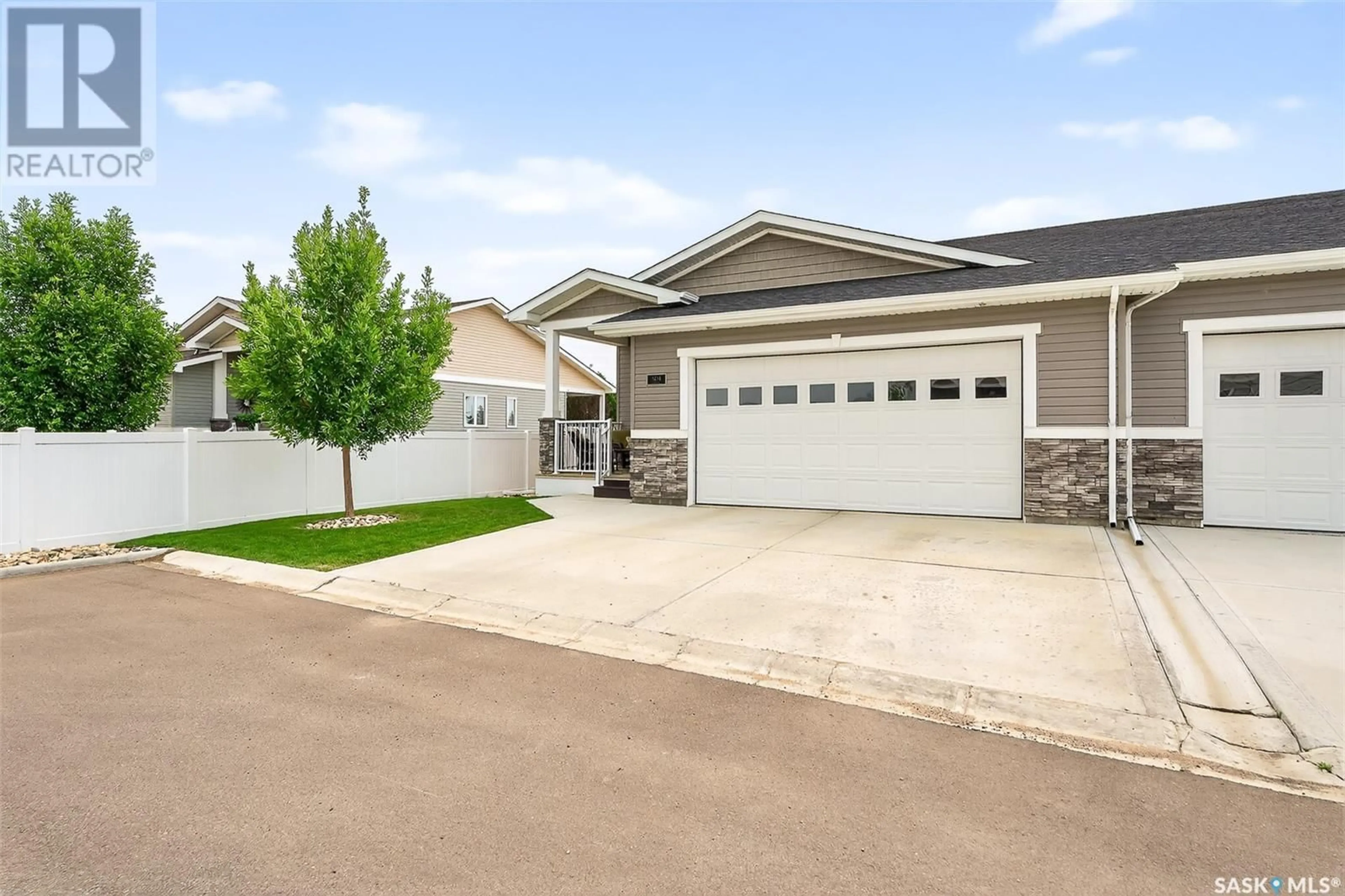 Home with vinyl exterior material, street for 1015 - 504 BRADLEY STREET, Moose Jaw Saskatchewan S6H5Y4