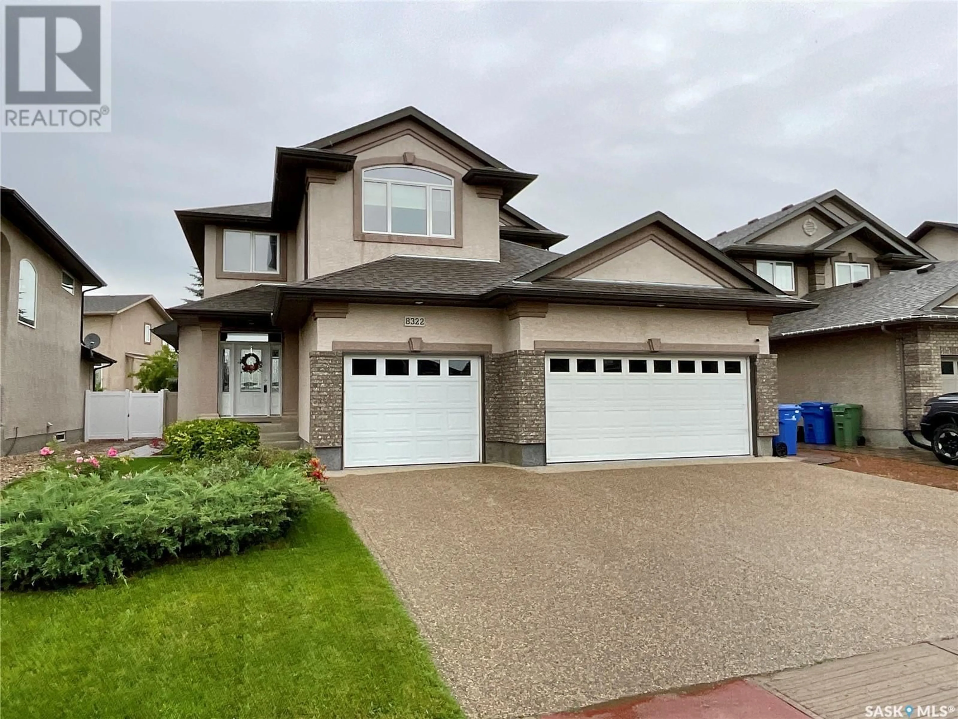 Home with vinyl exterior material, street for 8322 WASCANA GARDENS WAY, Regina Saskatchewan S4V1E9