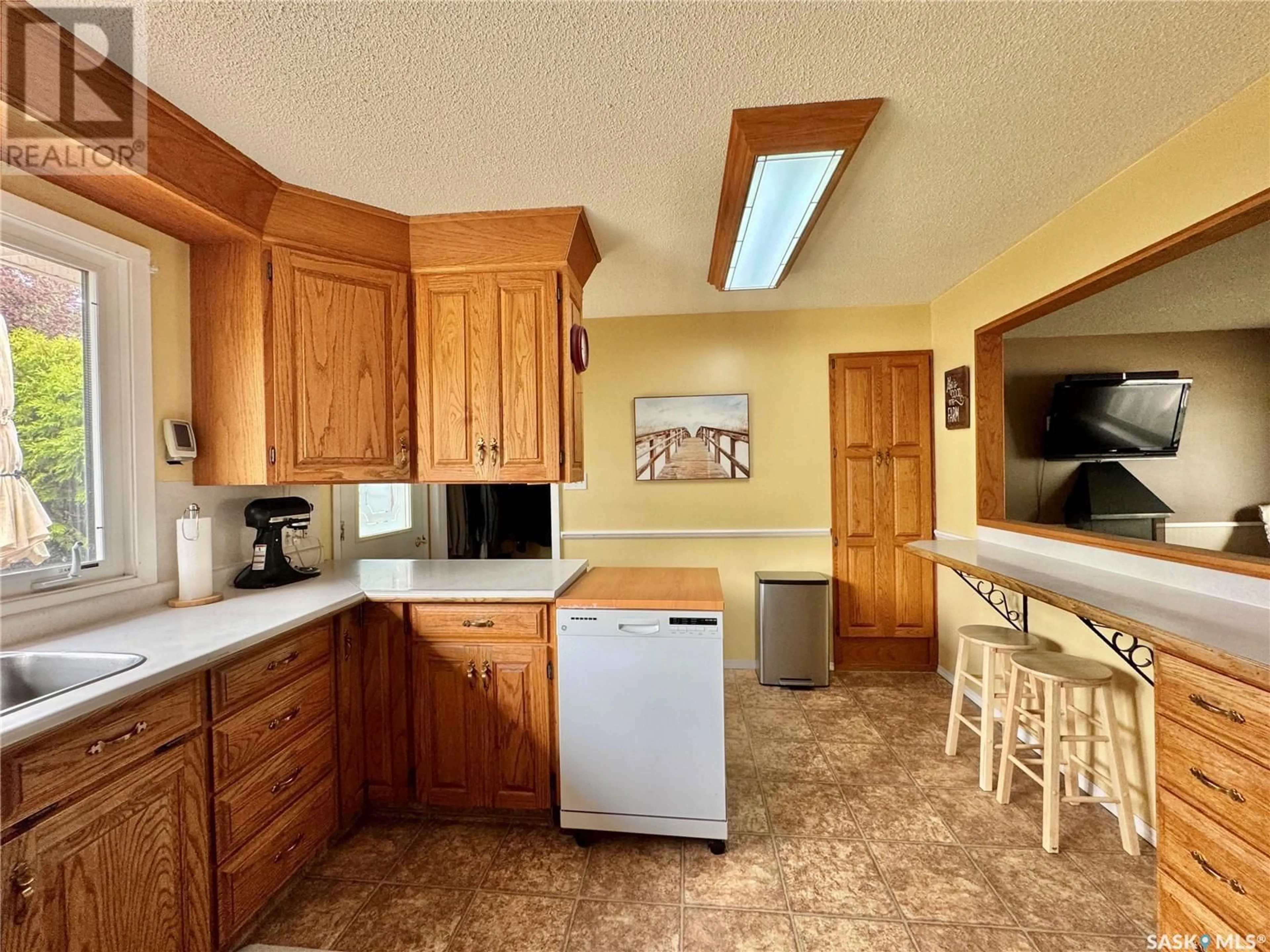 Open concept kitchen, unknown for 6 GEORGIAN PLACE, Esterhazy Saskatchewan S0A0X0